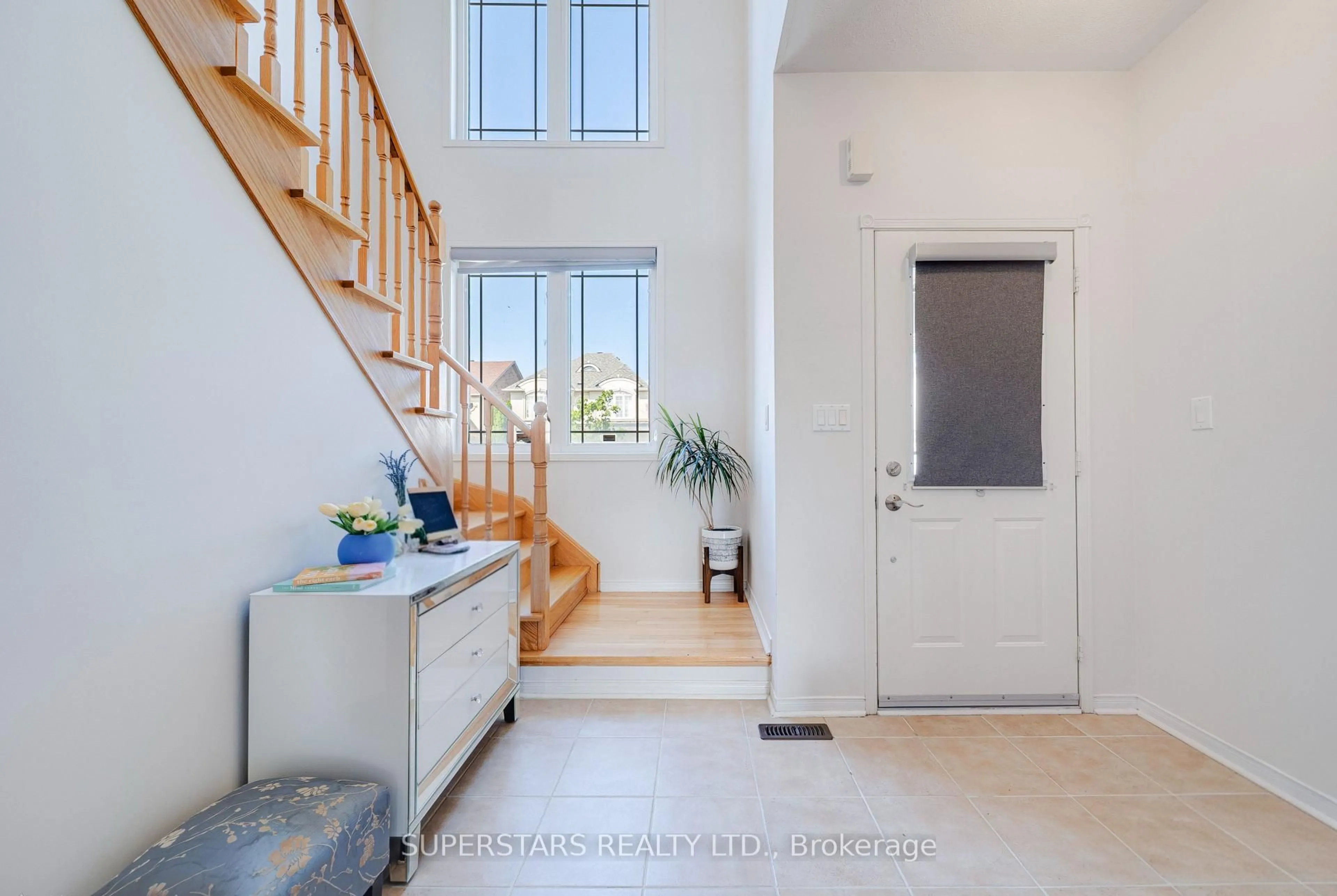 Indoor entryway for 23 Vandervoort Dr, Richmond Hill Ontario L4E 0C6