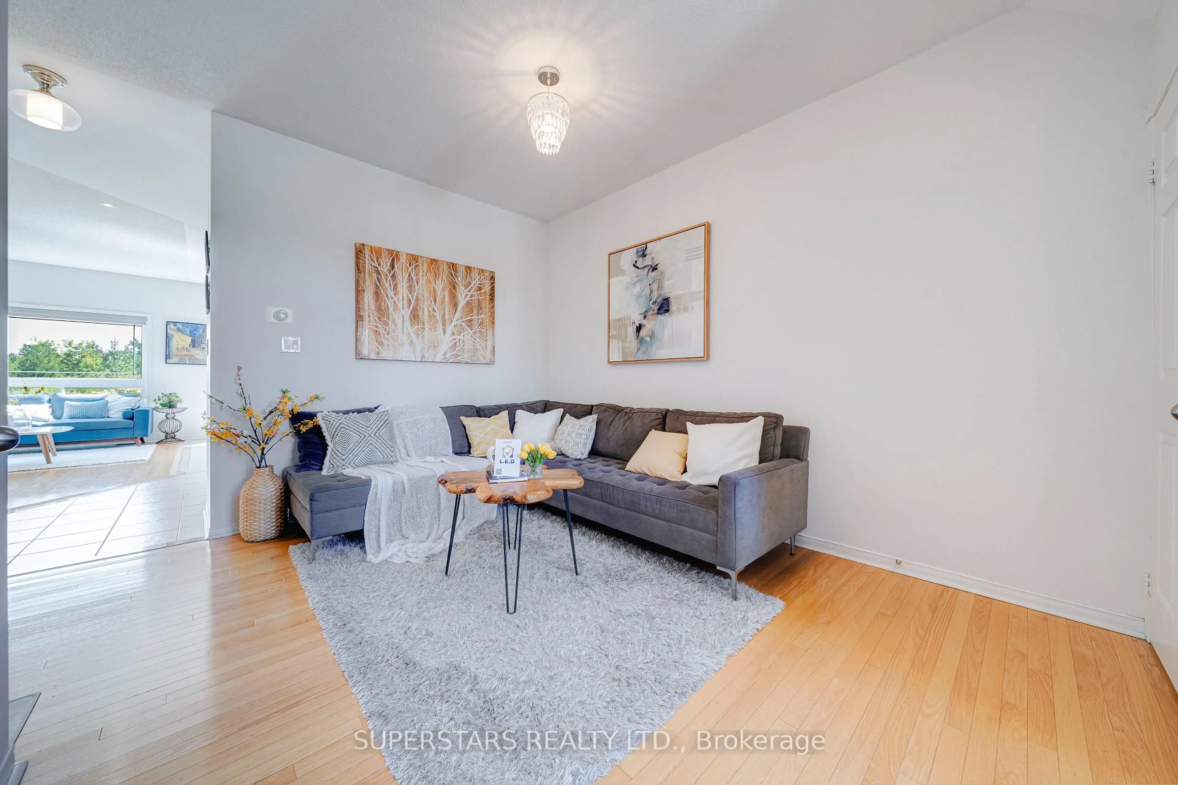 Living room with furniture, wood/laminate floor for 23 Vandervoort Dr, Richmond Hill Ontario L4E 0C6