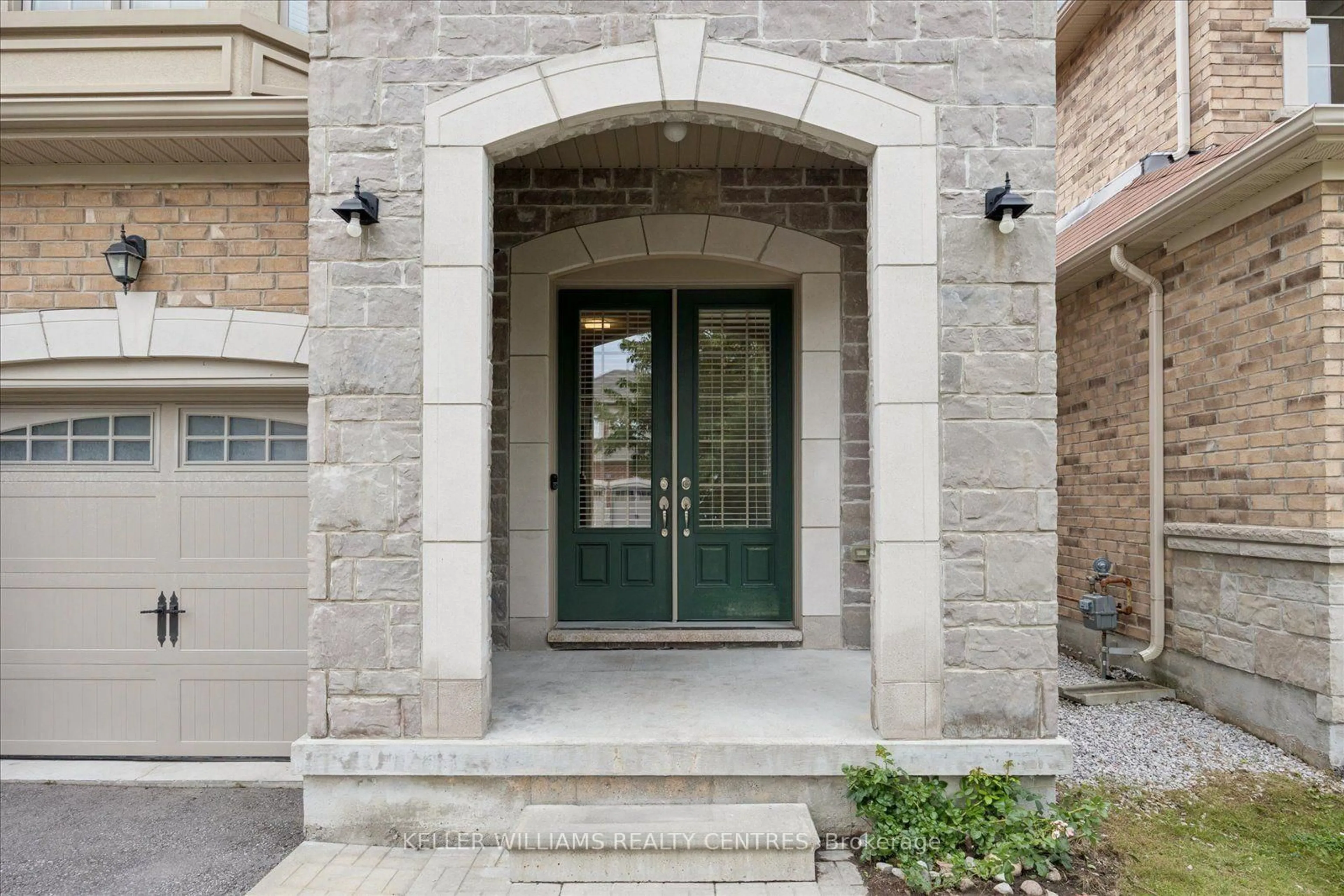 Indoor entryway for 668 McGregor Farm Tr, Newmarket Ontario L3X 1C8
