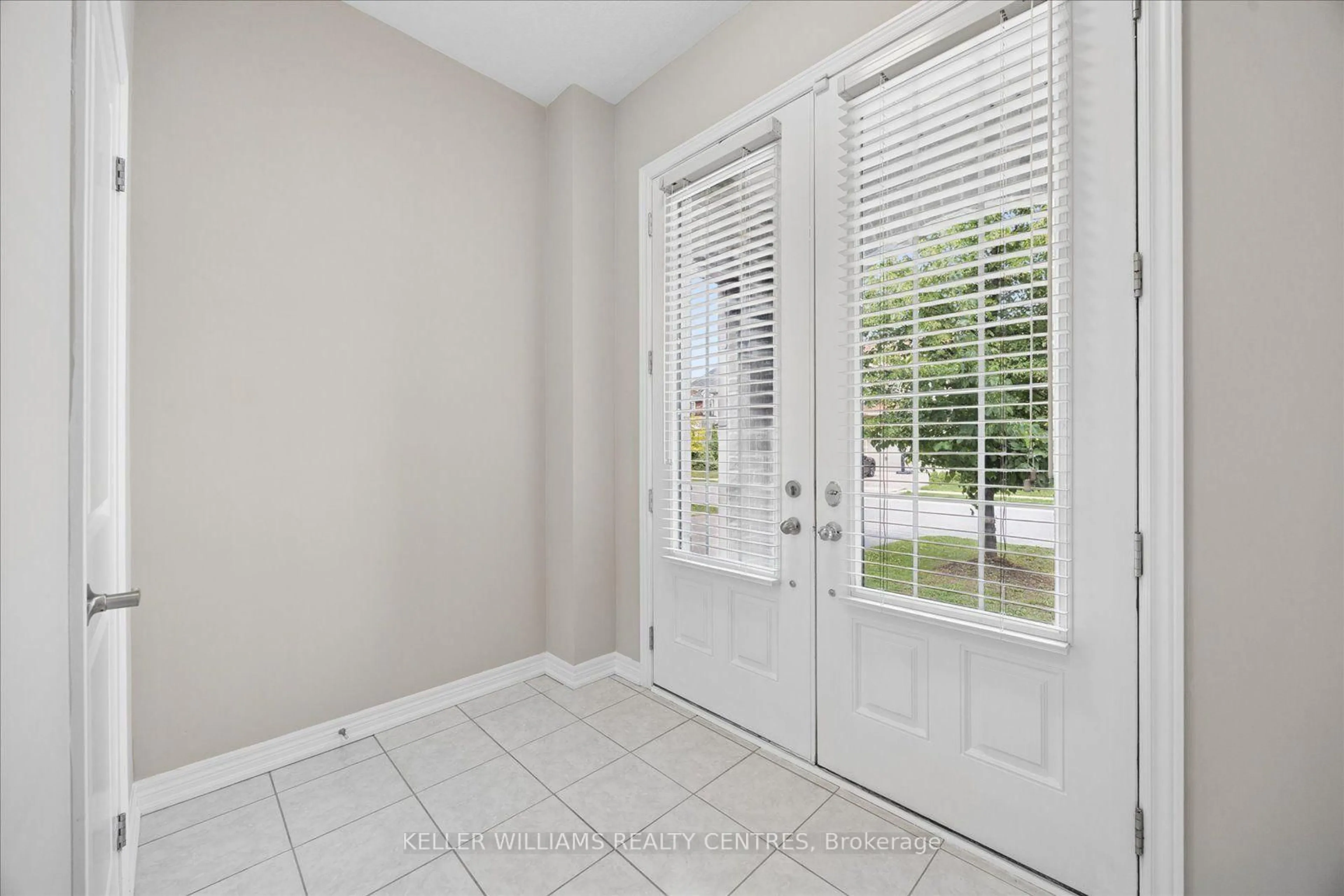 Indoor entryway for 668 McGregor Farm Tr, Newmarket Ontario L3X 1C8