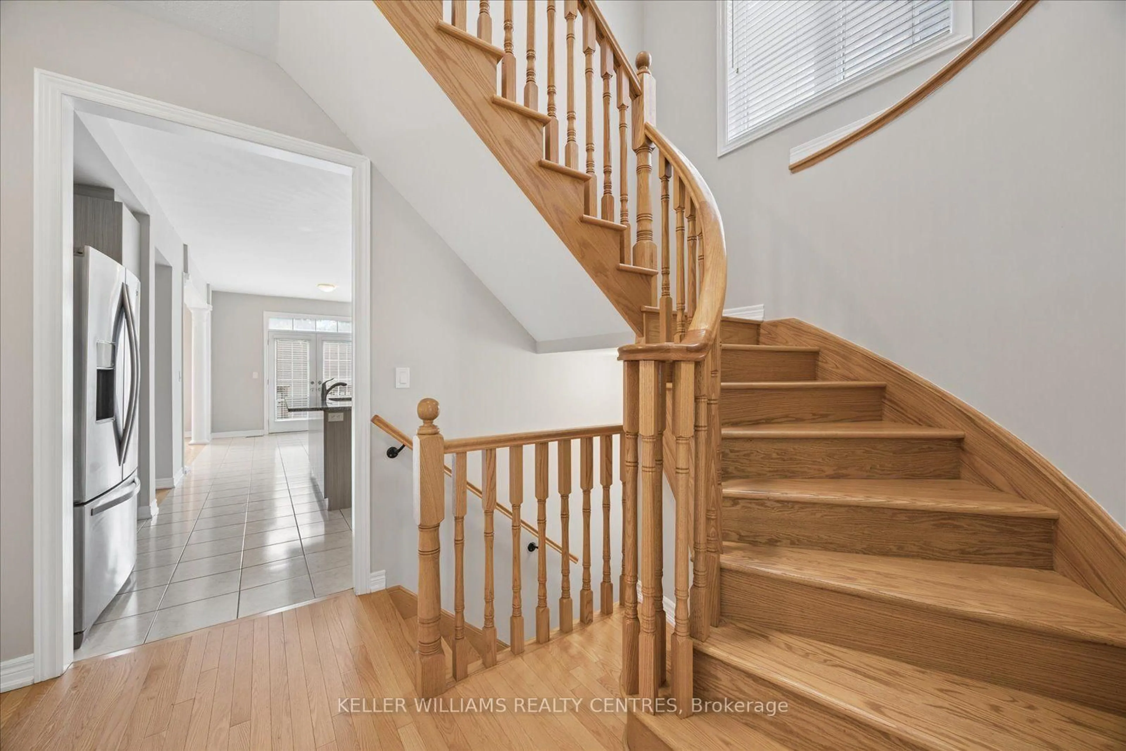 Stairs for 668 McGregor Farm Tr, Newmarket Ontario L3X 1C8