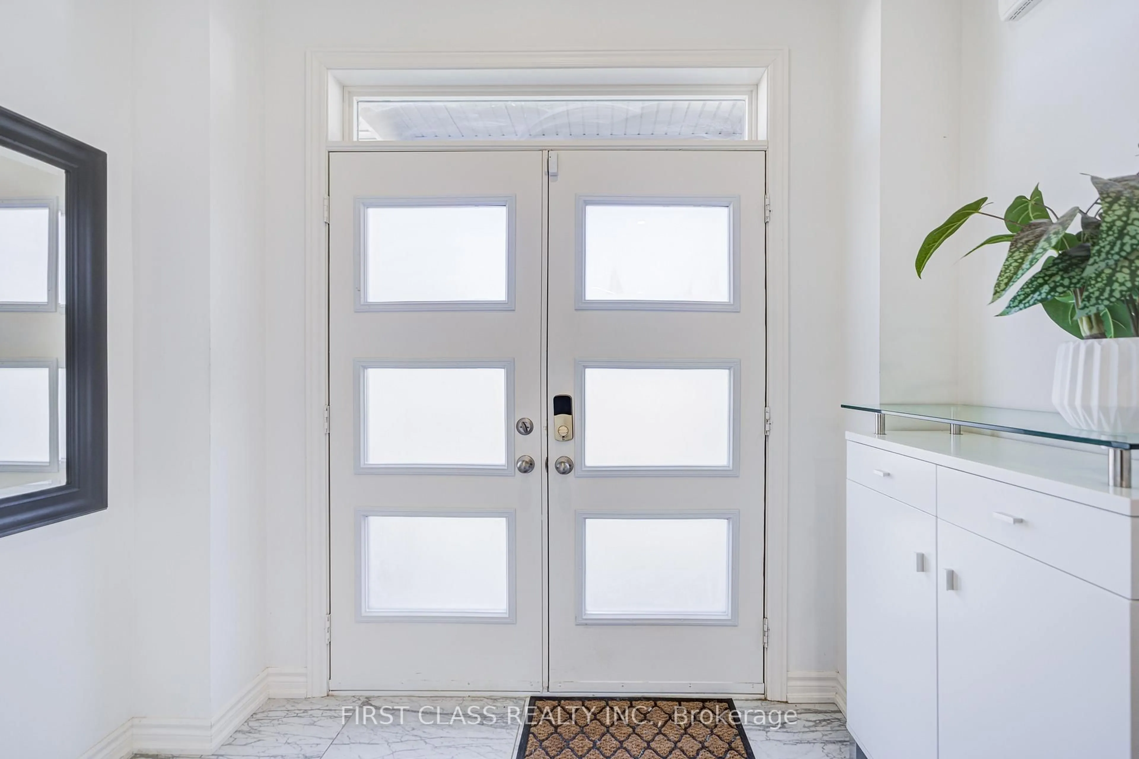 Indoor entryway for 77 Wesmina Ave, Whitchurch-Stouffville Ontario L4A 4V7