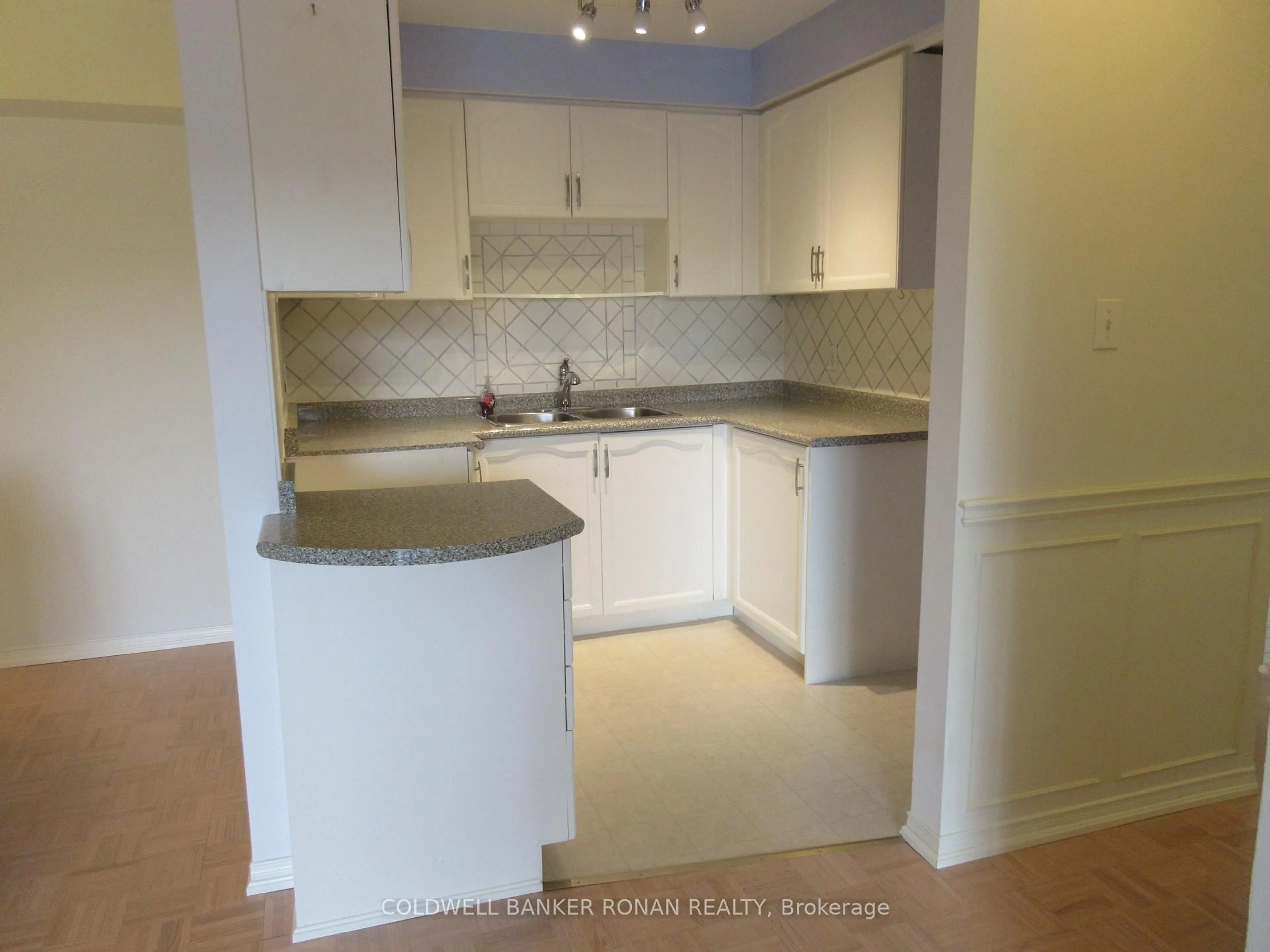 Standard kitchen, unknown for 247 King St #314, New Tecumseth Ontario L9R 1N4