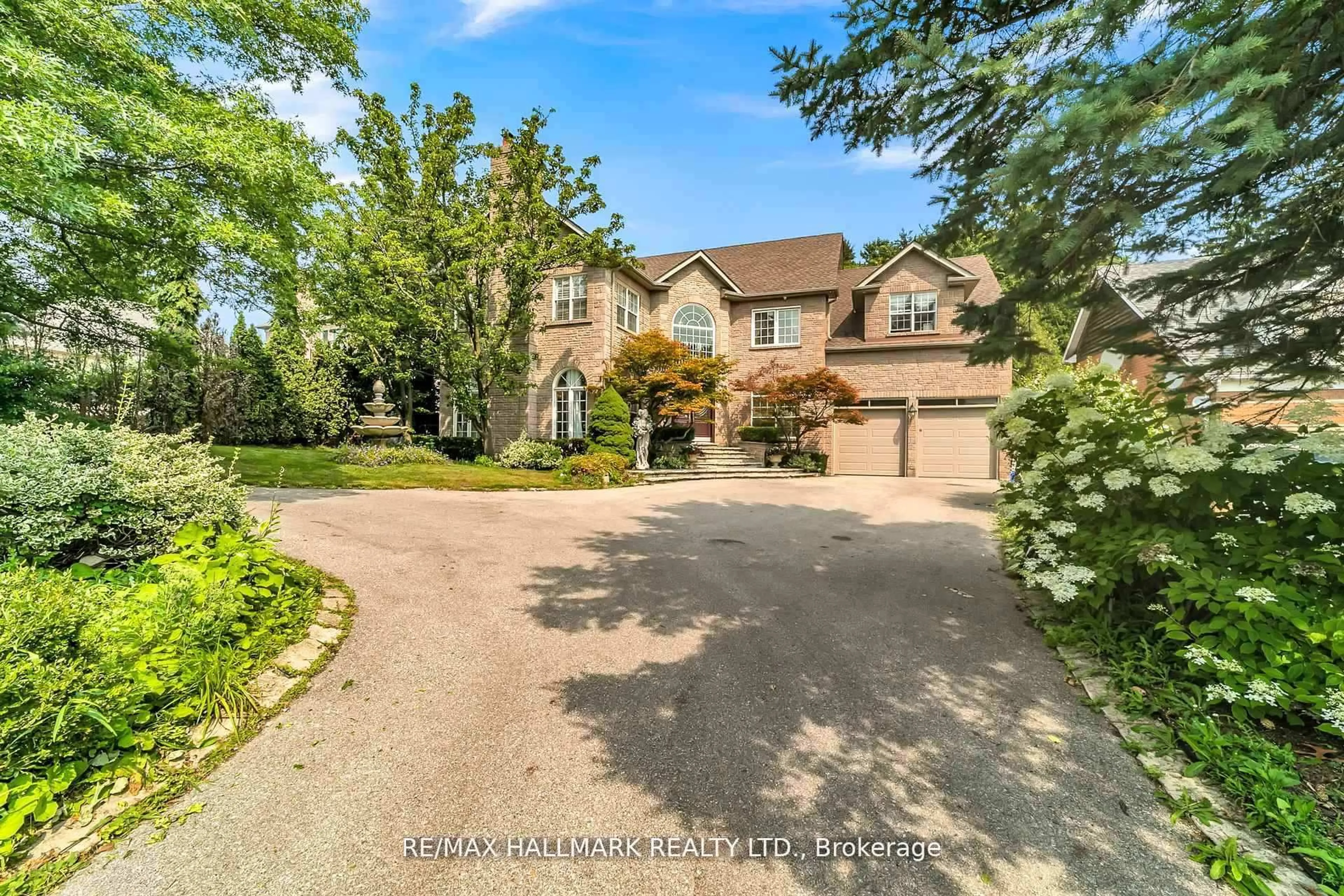 A pic from outside/outdoor area/front of a property/back of a property/a pic from drone, street for 384 Kennedy St, Aurora Ontario L4G 5M6