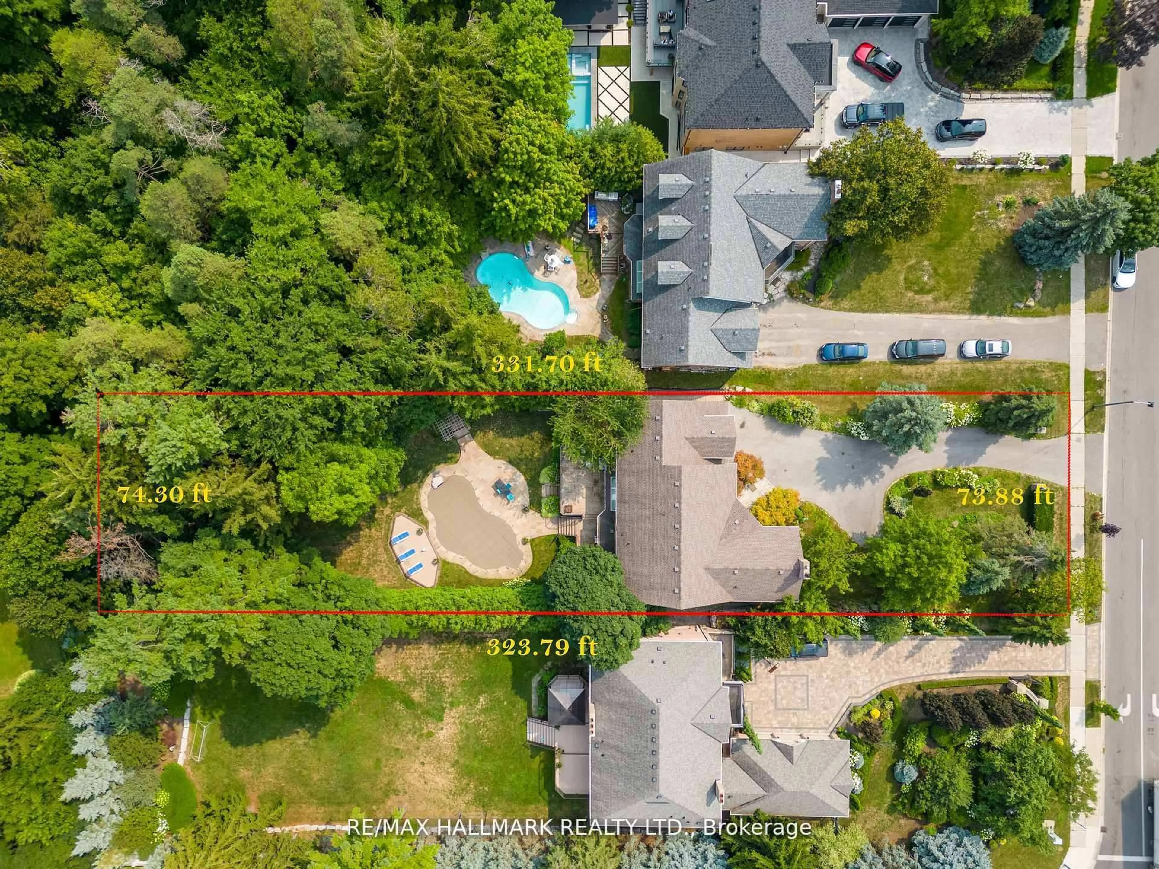 A pic from outside/outdoor area/front of a property/back of a property/a pic from drone, unknown for 384 Kennedy St, Aurora Ontario L4G 5M6