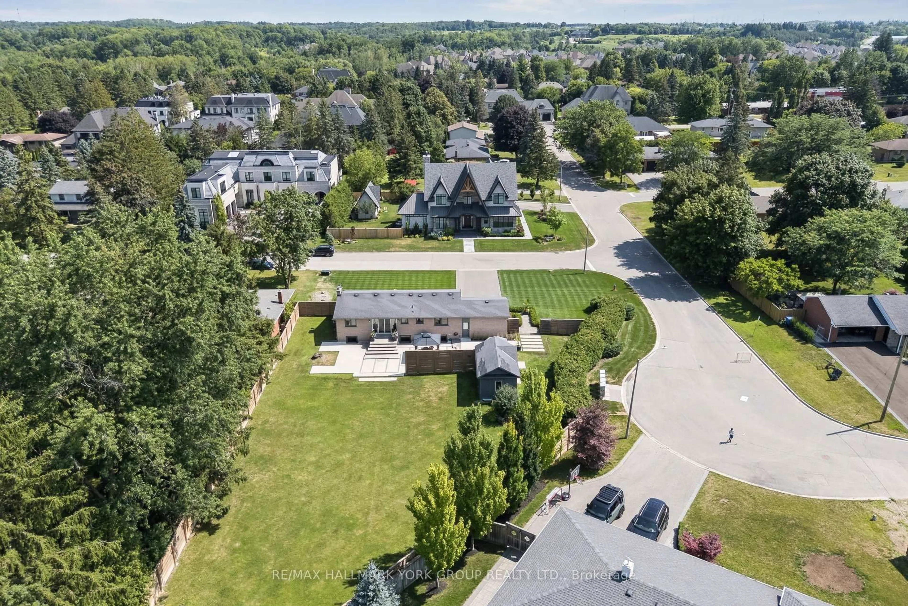A pic from outside/outdoor area/front of a property/back of a property/a pic from drone, street for 256 Banner Lane, King Ontario L7B 1H2