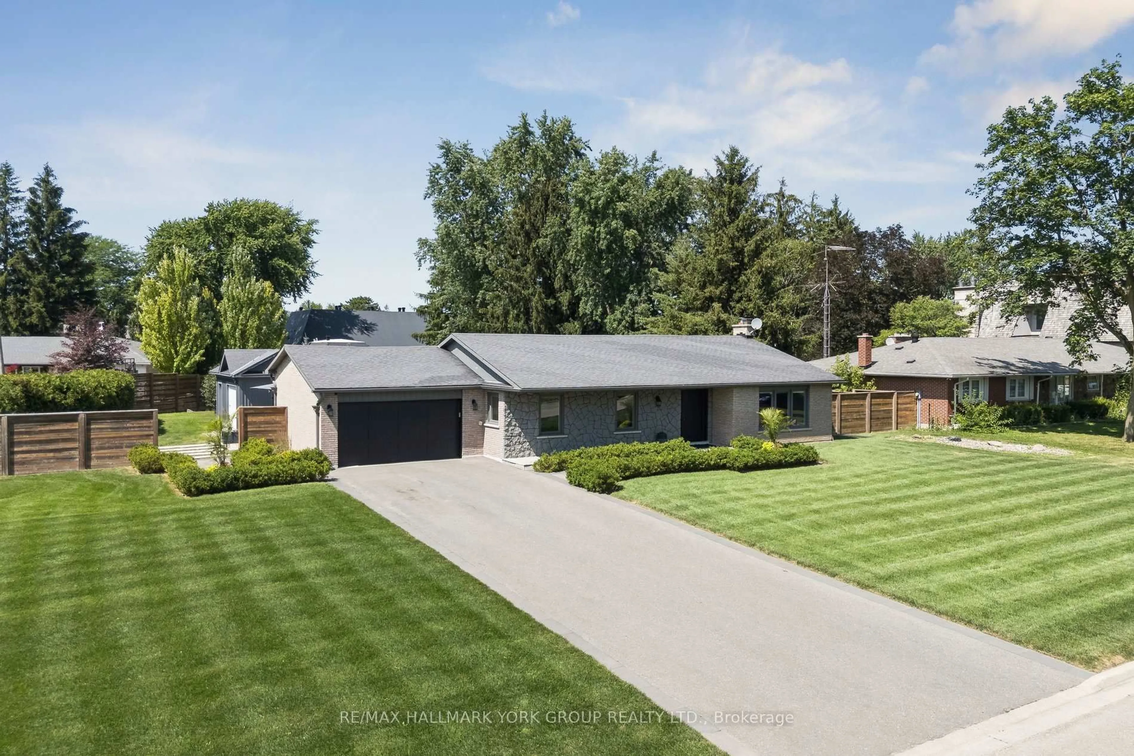A pic from outside/outdoor area/front of a property/back of a property/a pic from drone, street for 256 Banner Lane, King Ontario L7B 1H2
