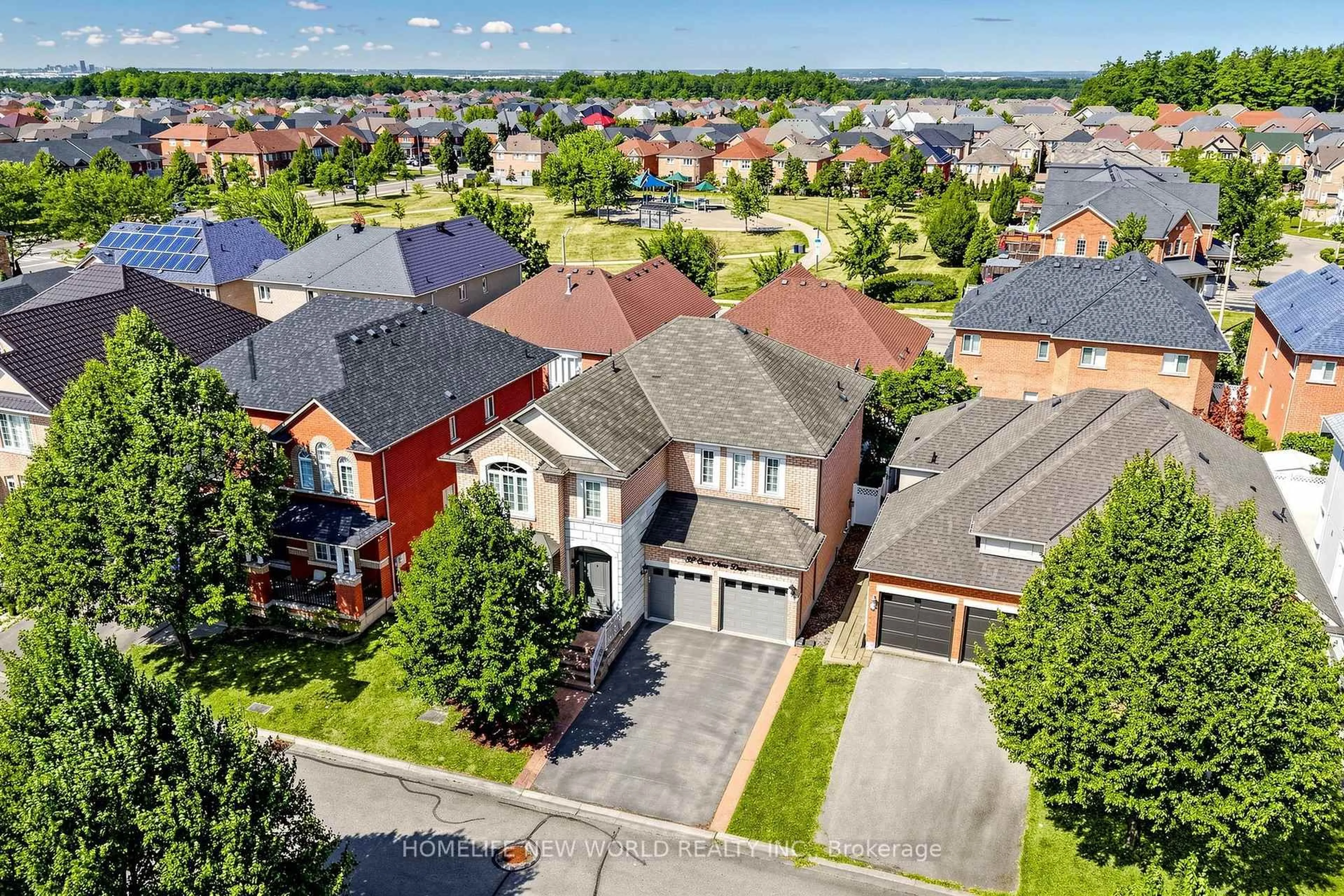 A pic from outside/outdoor area/front of a property/back of a property/a pic from drone, street for 32 Casa Nova Dr, Vaughan Ontario L4H 3A1