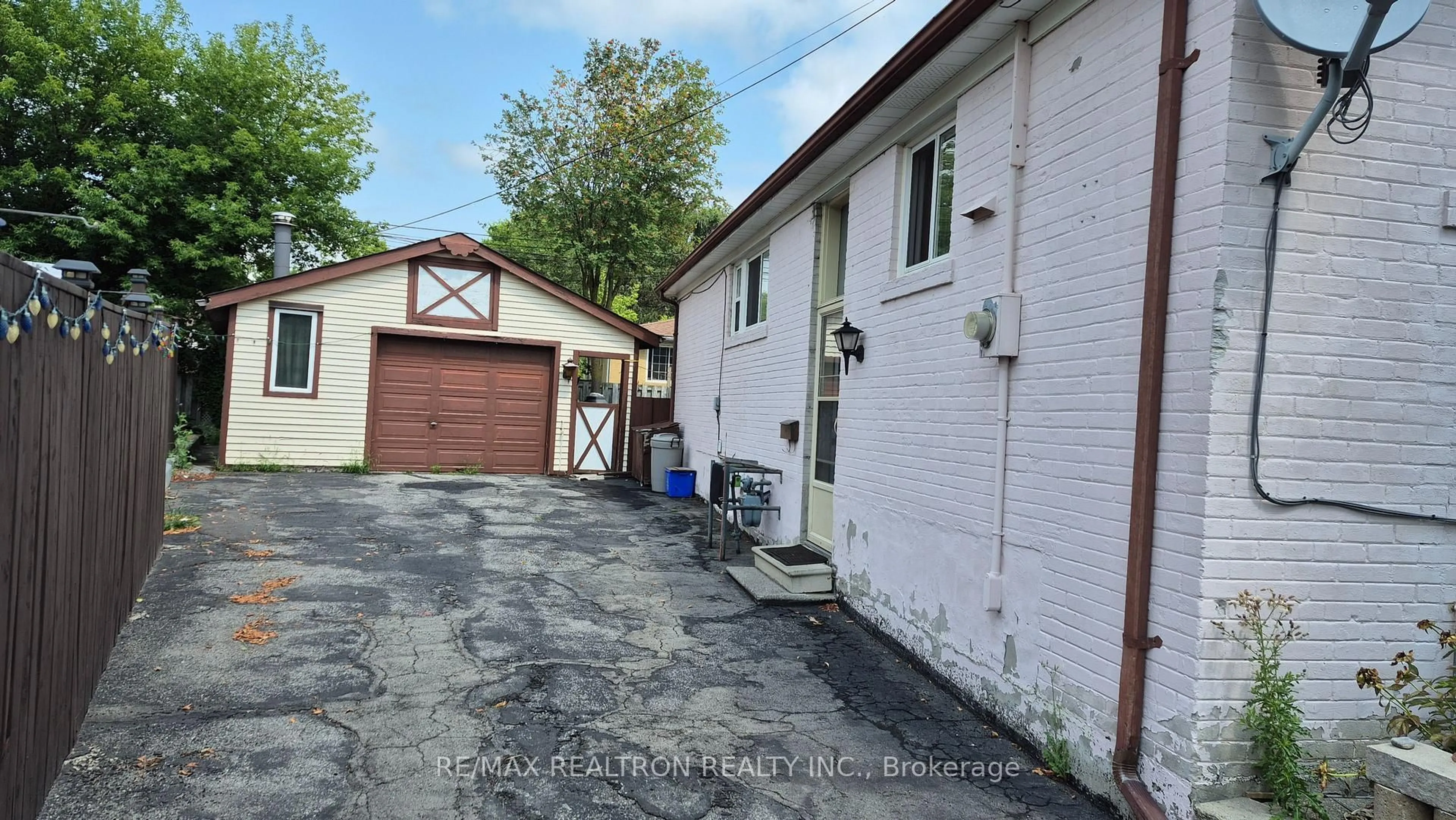 A pic from outside/outdoor area/front of a property/back of a property/a pic from drone, street for 314 Browndale Cres, Richmond Hill Ontario L4C 3J2