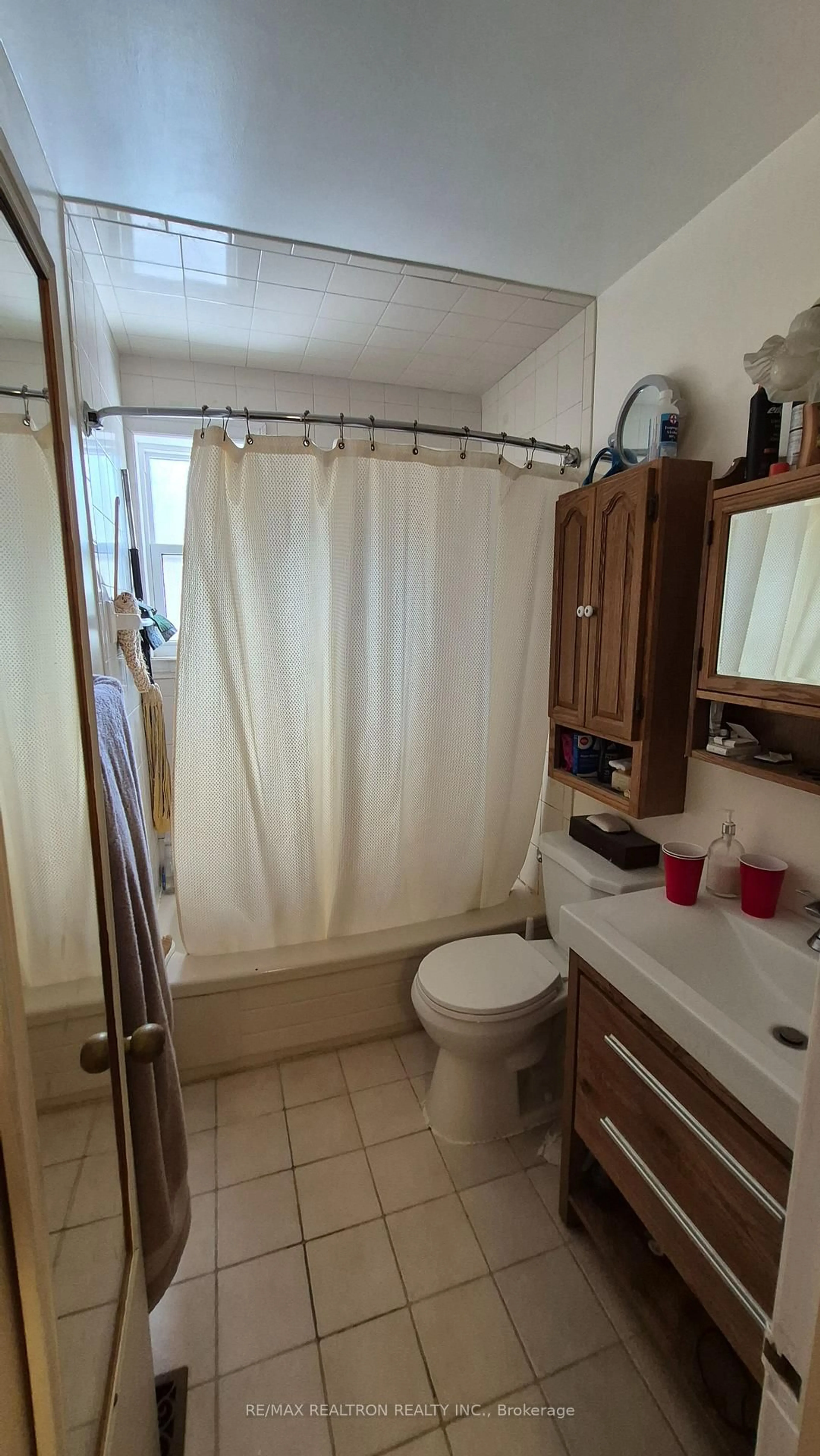 Standard bathroom, unknown for 314 Browndale Cres, Richmond Hill Ontario L4C 3J2