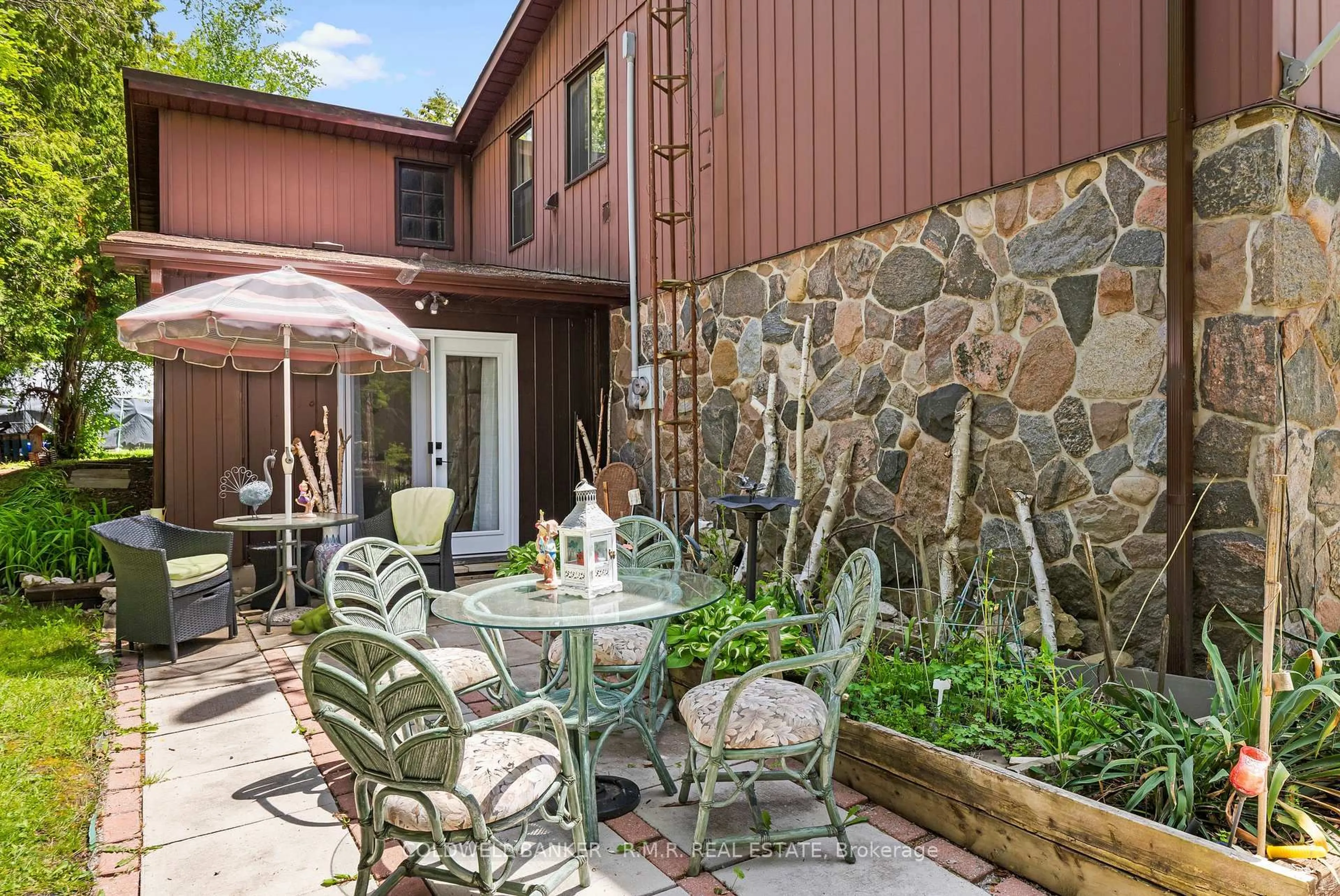 Patio, street for 204 Acton Rd, Uxbridge Ontario L0C 1H0