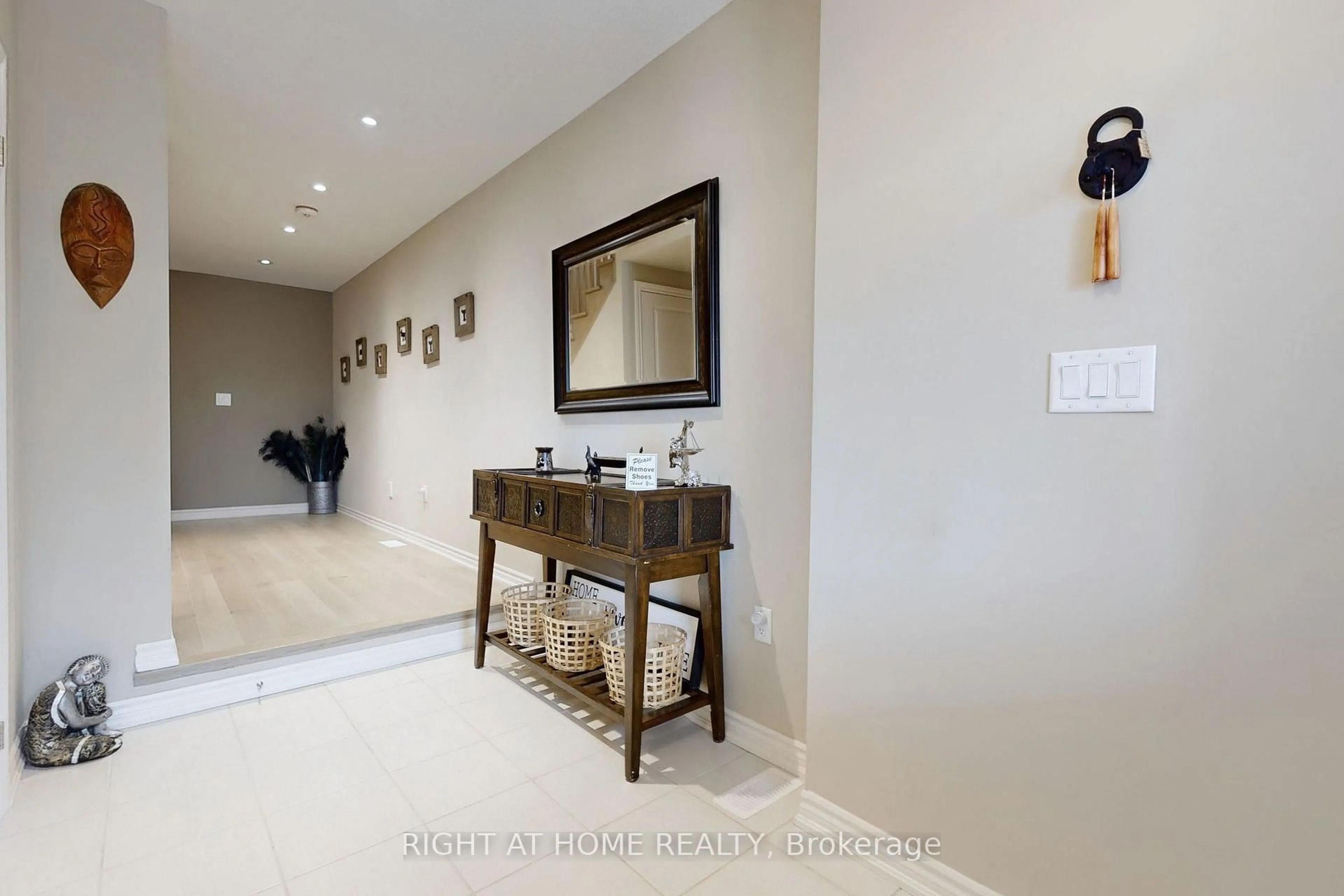 Indoor entryway for 279 Moody Dr, Vaughan Ontario L4H 3N5