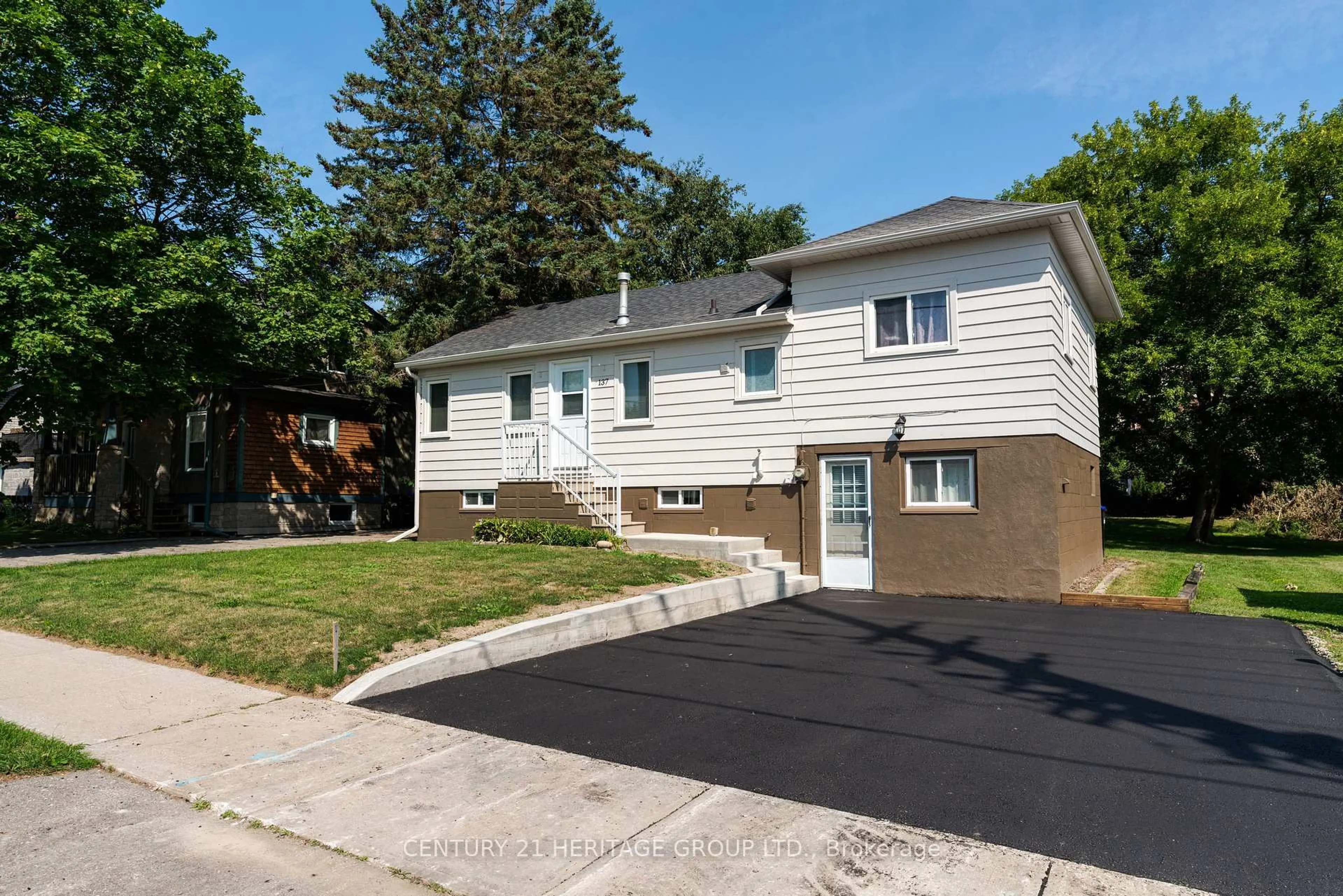 Home with vinyl exterior material, street for 137 John St, Bradford West Gwillimbury Ontario L3Z 1G3