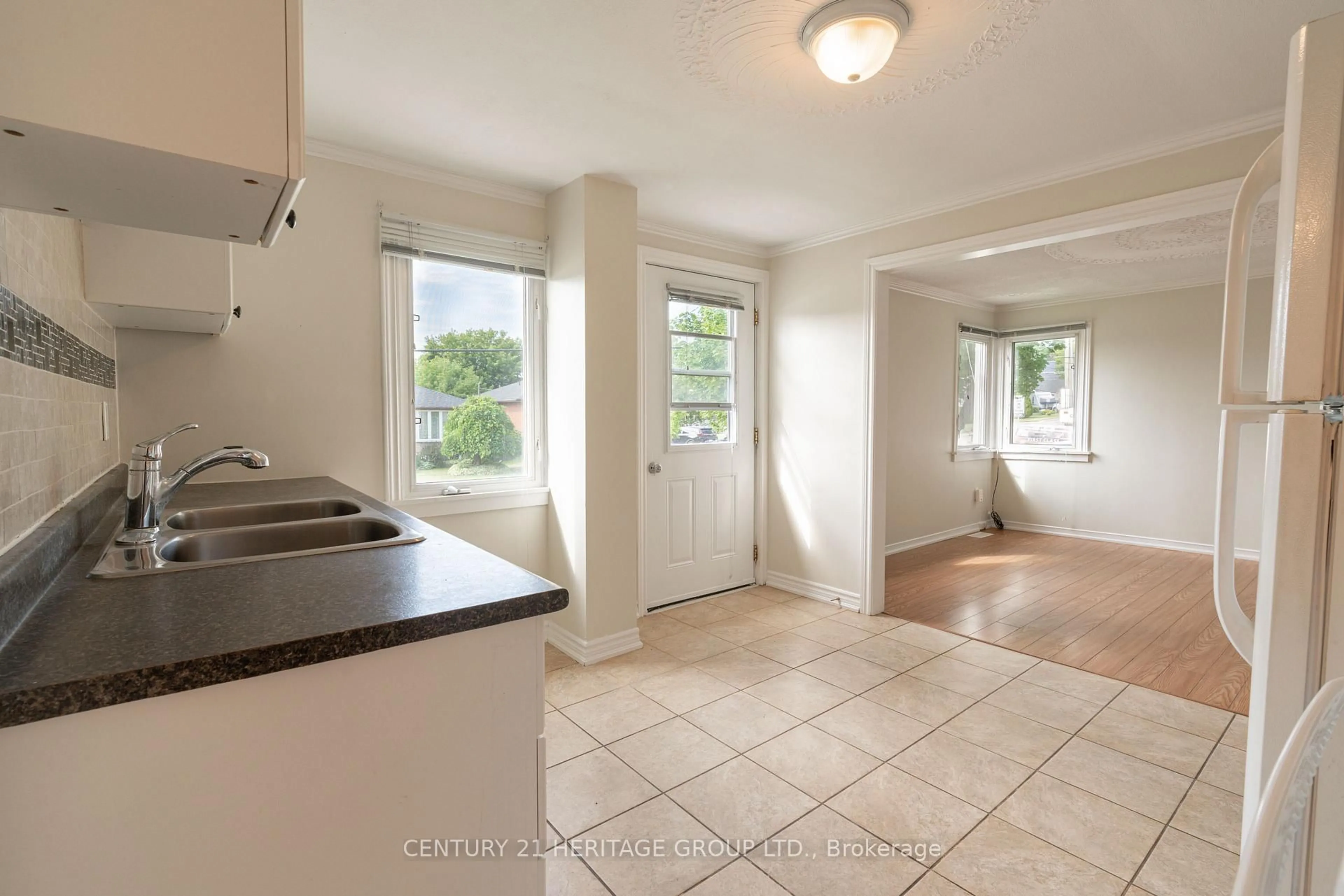 Standard kitchen, ceramic/tile floor for 137 John St, Bradford West Gwillimbury Ontario L3Z 1G3