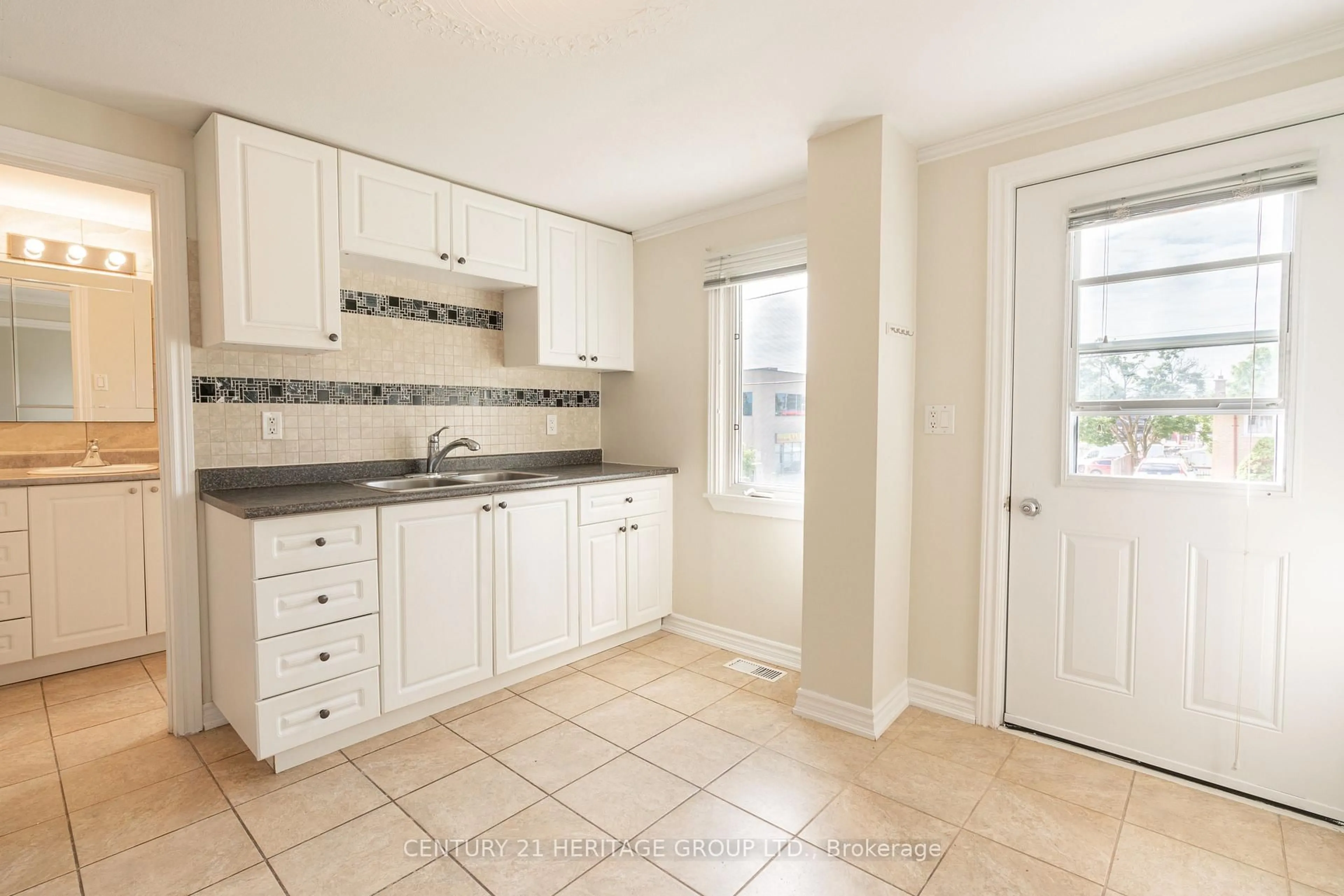 Standard kitchen, ceramic/tile floor for 137 John St, Bradford West Gwillimbury Ontario L3Z 1G3