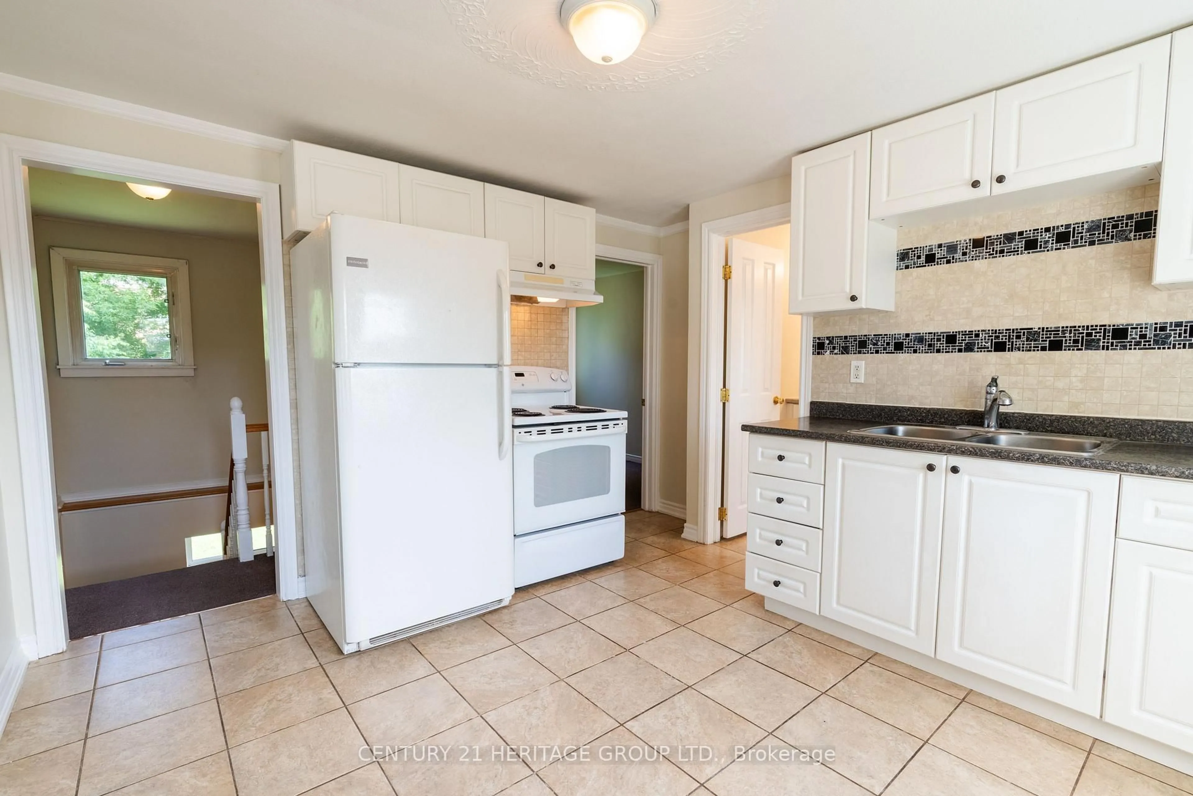 Standard kitchen, ceramic/tile floor for 137 John St, Bradford West Gwillimbury Ontario L3Z 1G3