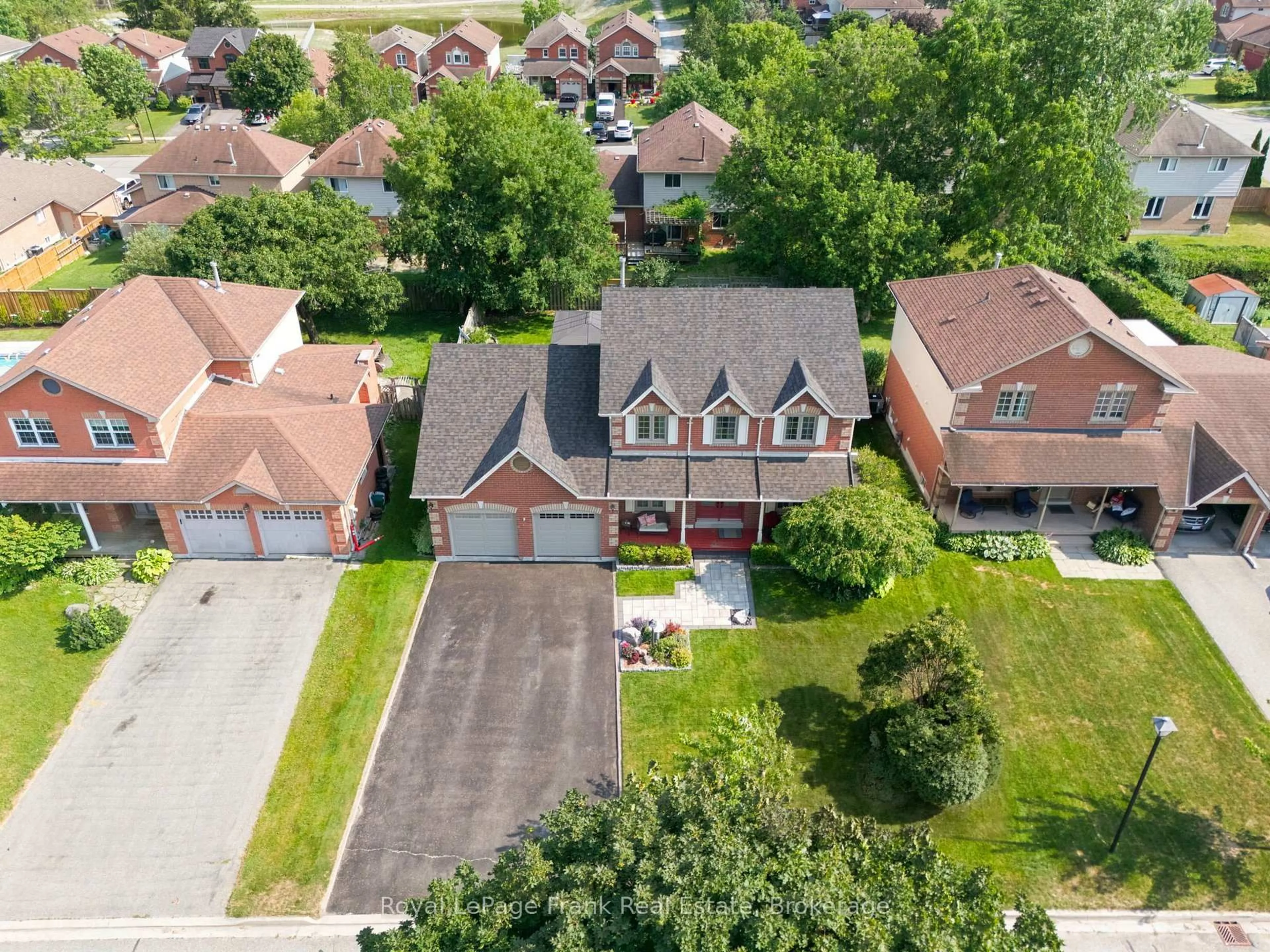 A pic from outside/outdoor area/front of a property/back of a property/a pic from drone, street for 47 South Beech St, Uxbridge Ontario L9P 1G1