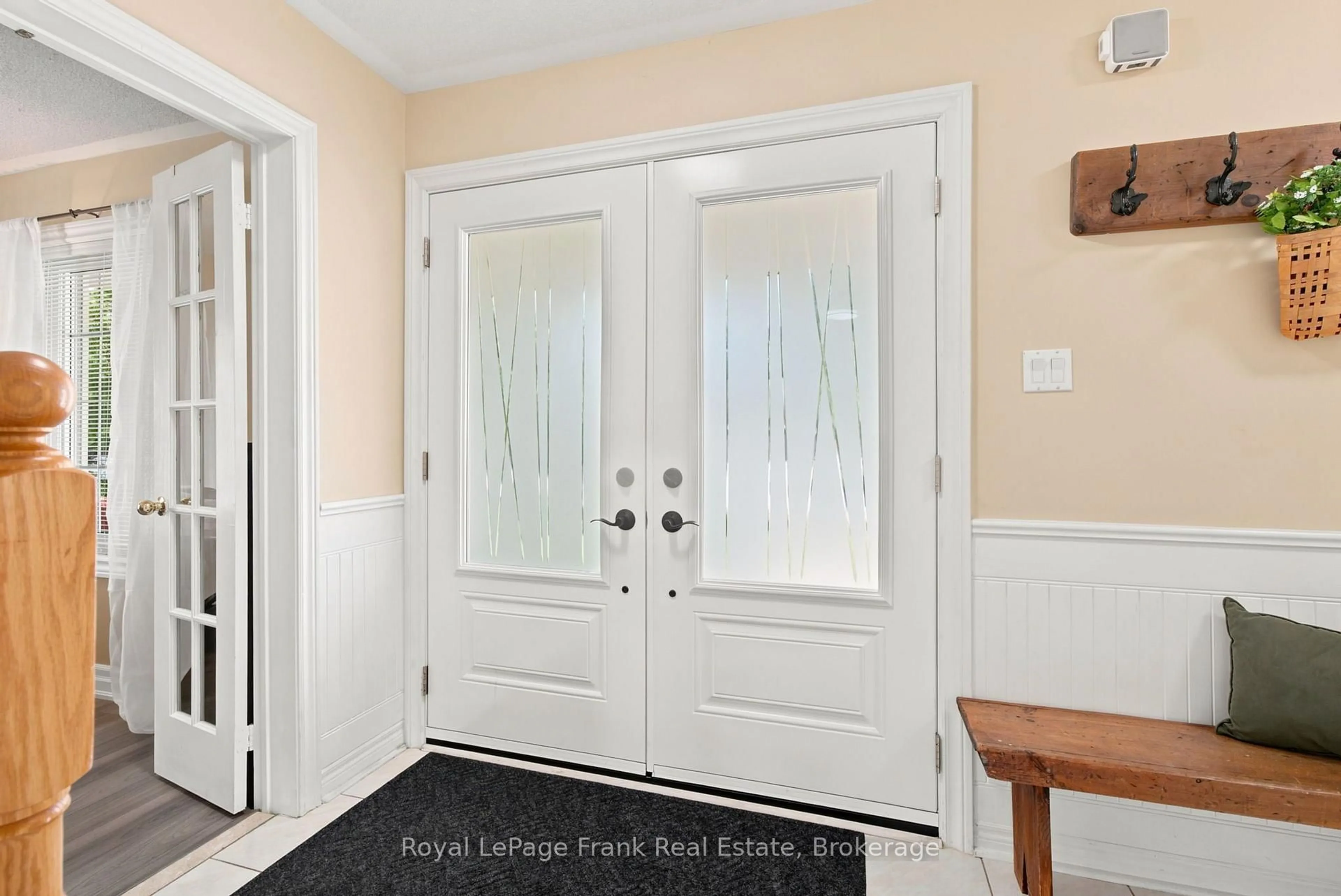 Indoor entryway for 47 South Beech St, Uxbridge Ontario L9P 1G1