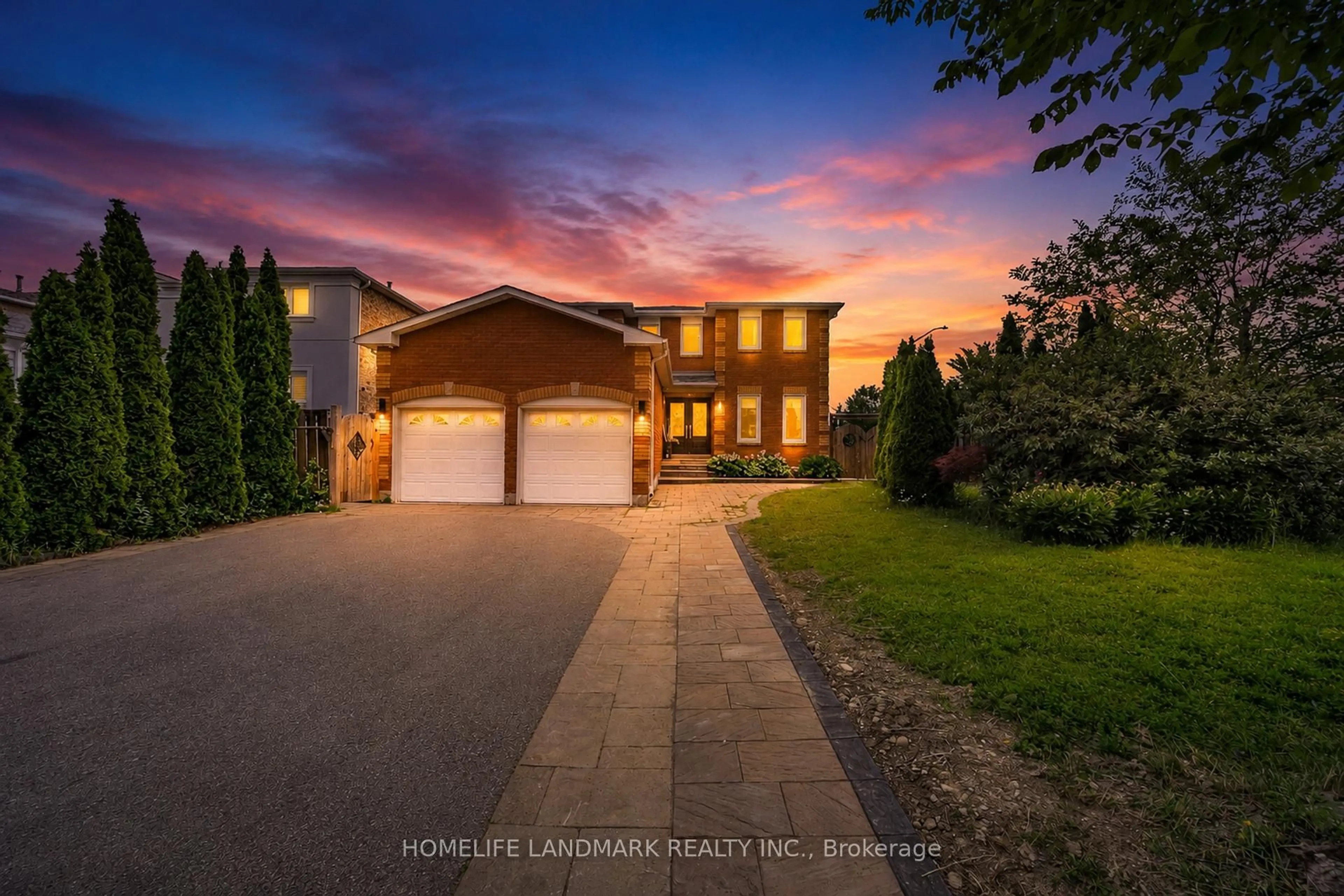 A pic from outside/outdoor area/front of a property/back of a property/a pic from drone, street for 36 Coldstream Cres, Richmond Hill Ontario L4S 1E5