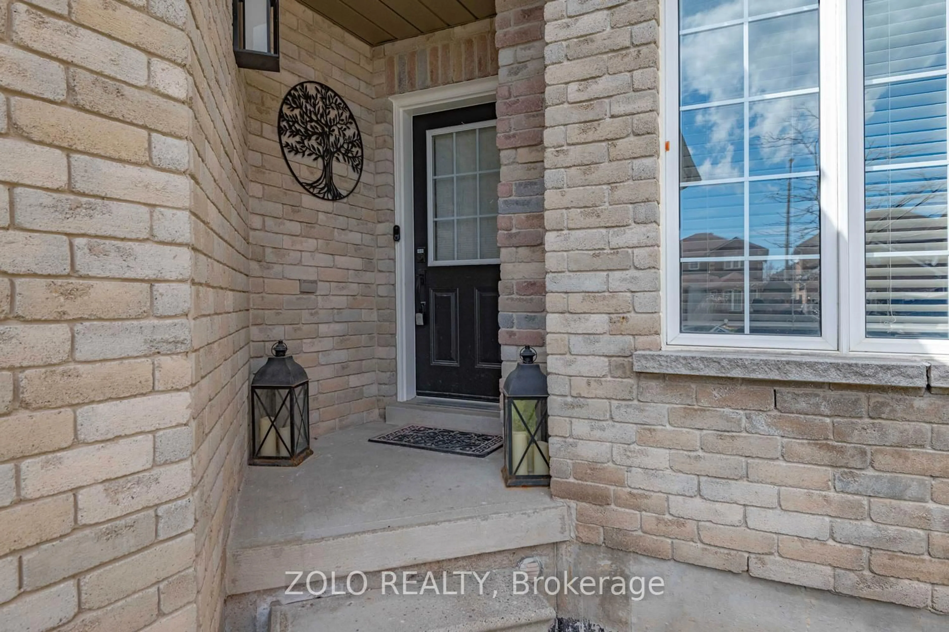 Indoor entryway for 1911 Swan St, Innisfil Ontario L9S 0B3