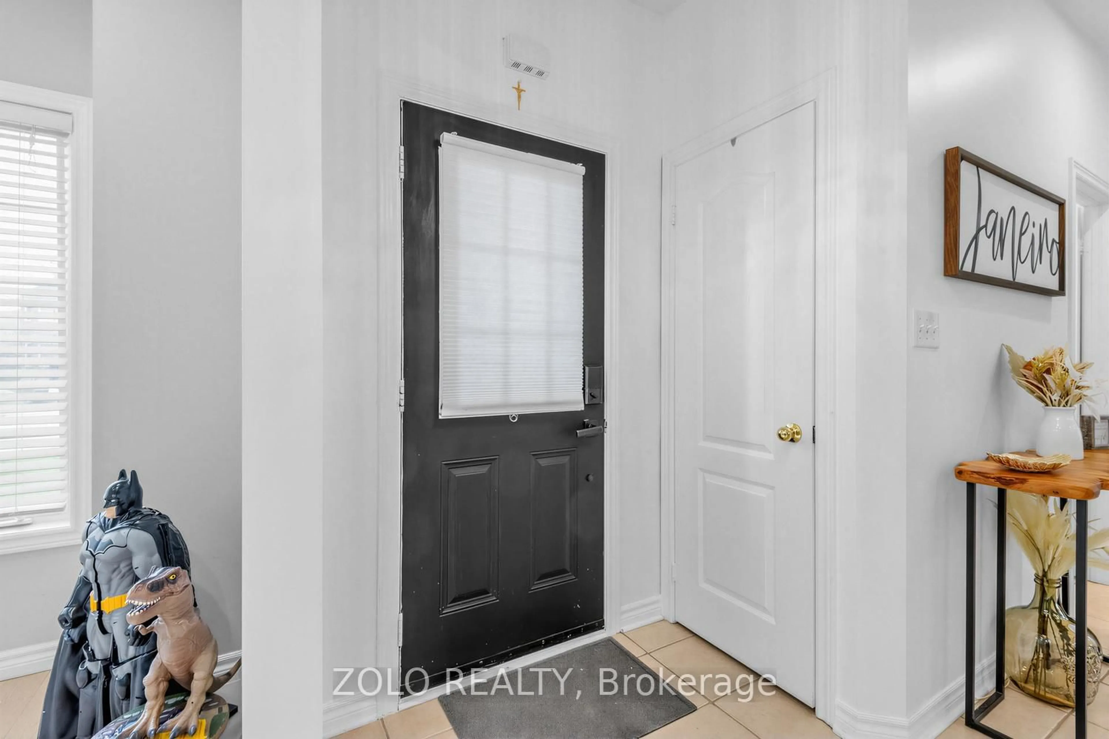 Indoor entryway for 1911 Swan St, Innisfil Ontario L9S 0B3