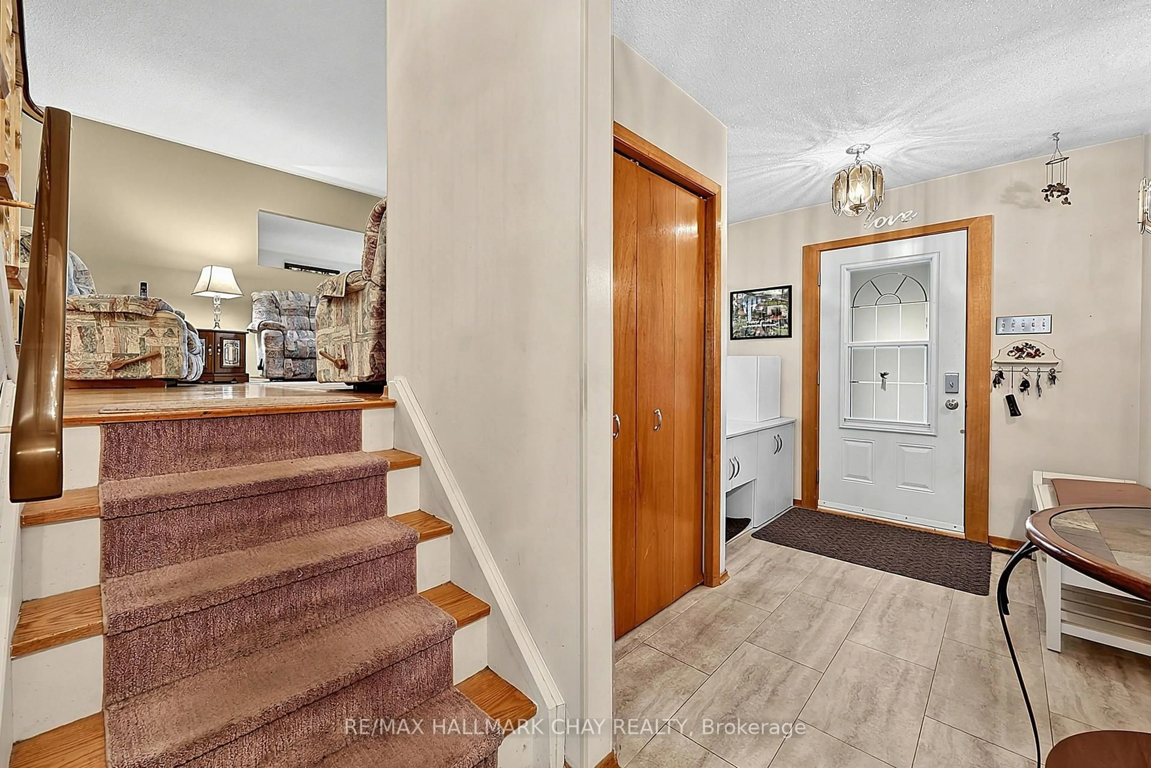 Indoor foyer for 11 Second St, New Tecumseth Ontario L0G 1A0