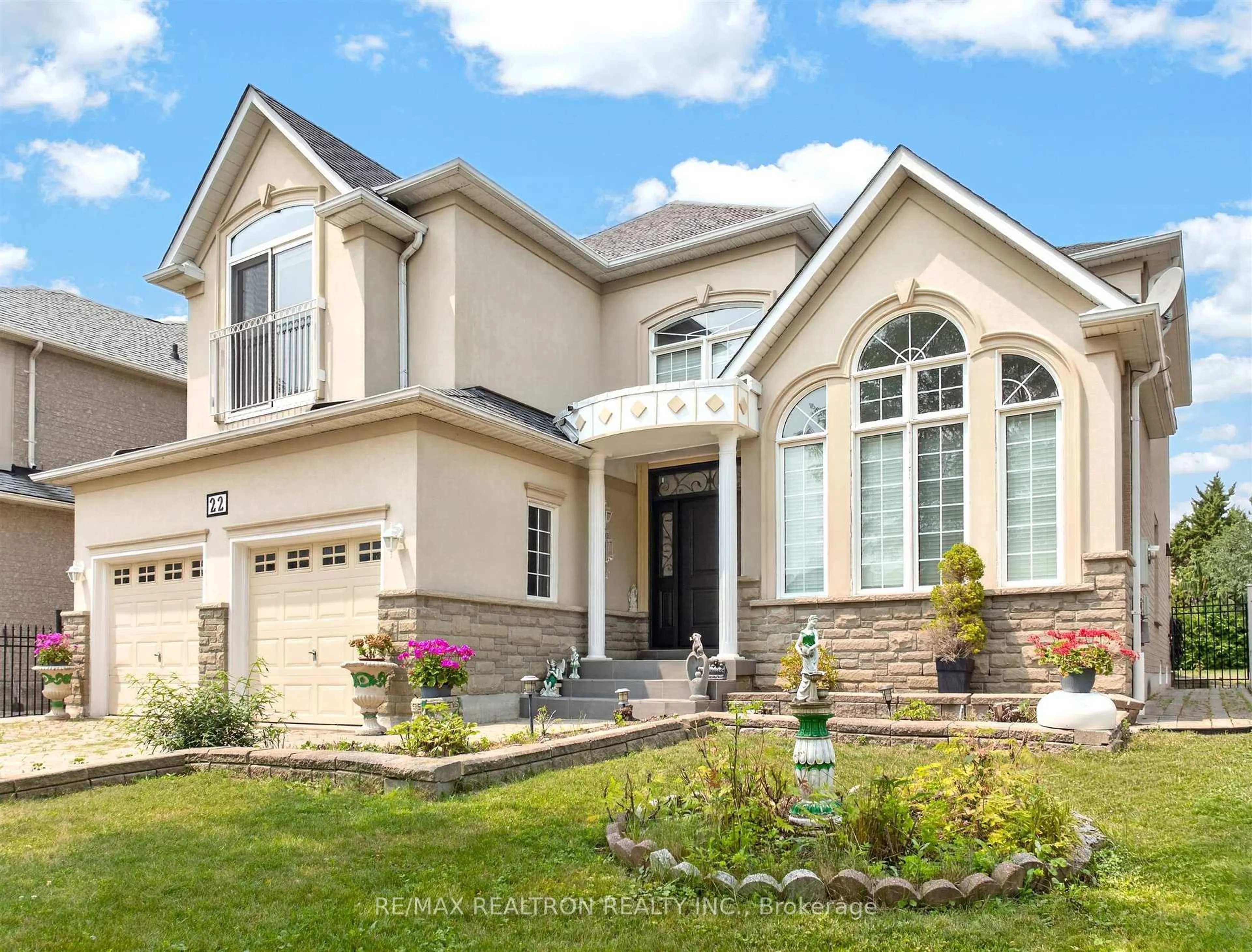 Home with vinyl exterior material, street for 22 Queensborough Crt, Richmond Hill Ontario L4E 4E4