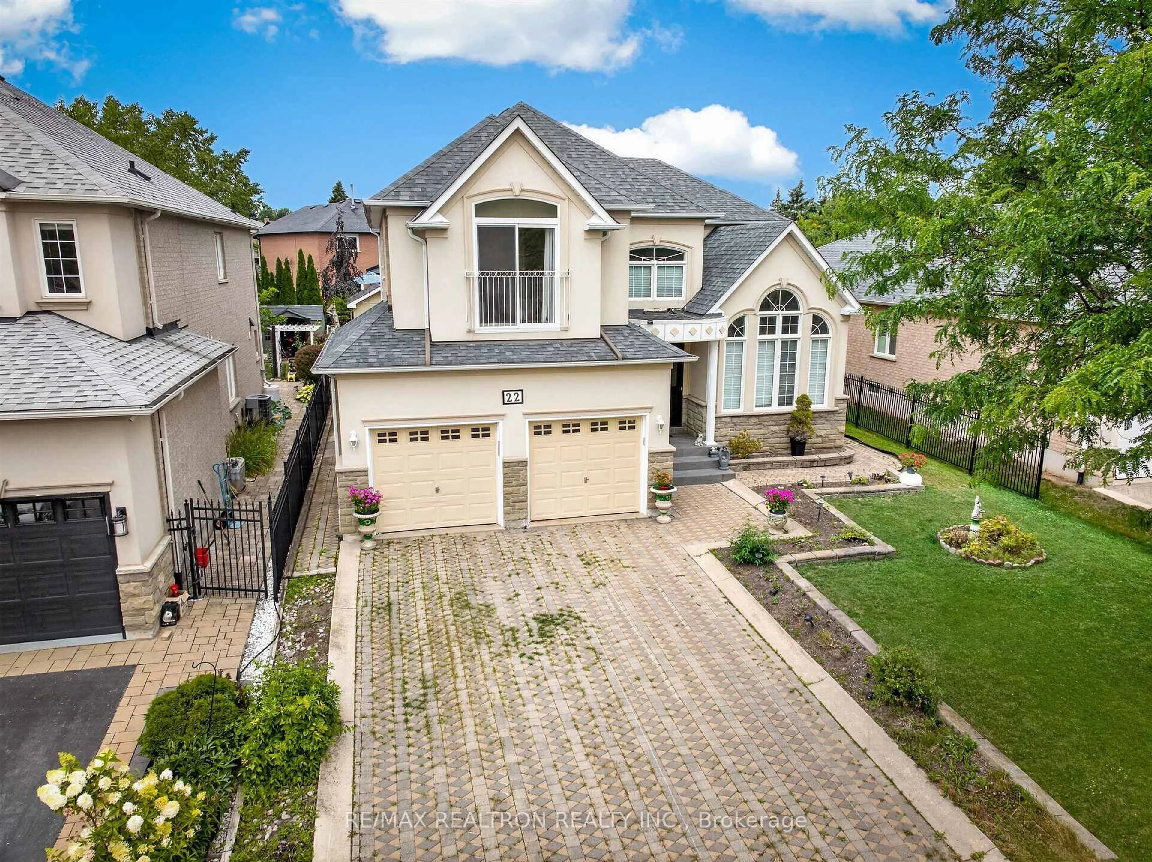 A pic from outside/outdoor area/front of a property/back of a property/a pic from drone, street for 22 Queensborough Crt, Richmond Hill Ontario L4E 4E4