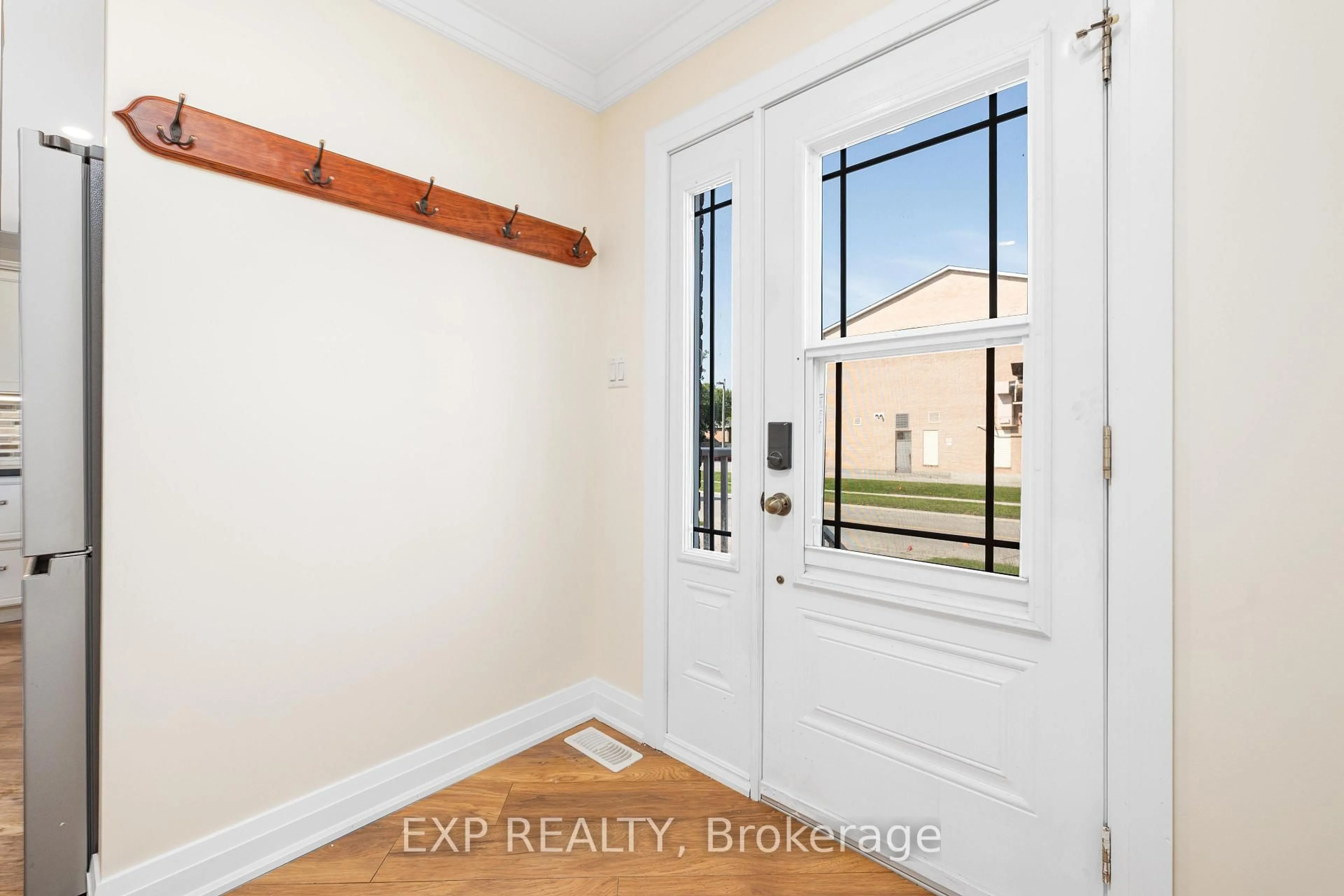Indoor entryway for 41 Hodgins Ave, Georgina Ontario L4P 3N1