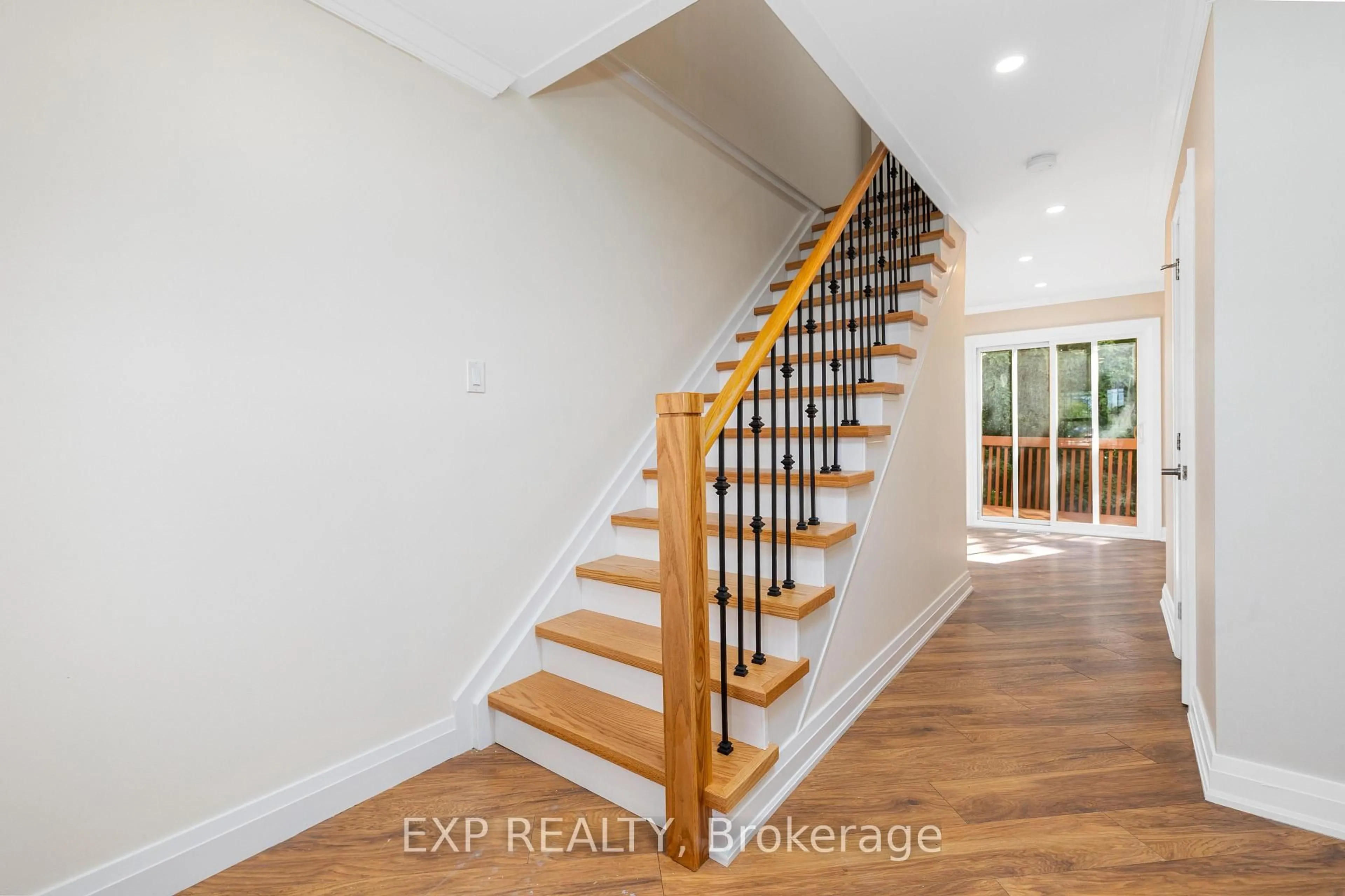Indoor entryway for 41 Hodgins Ave, Georgina Ontario L4P 3N1