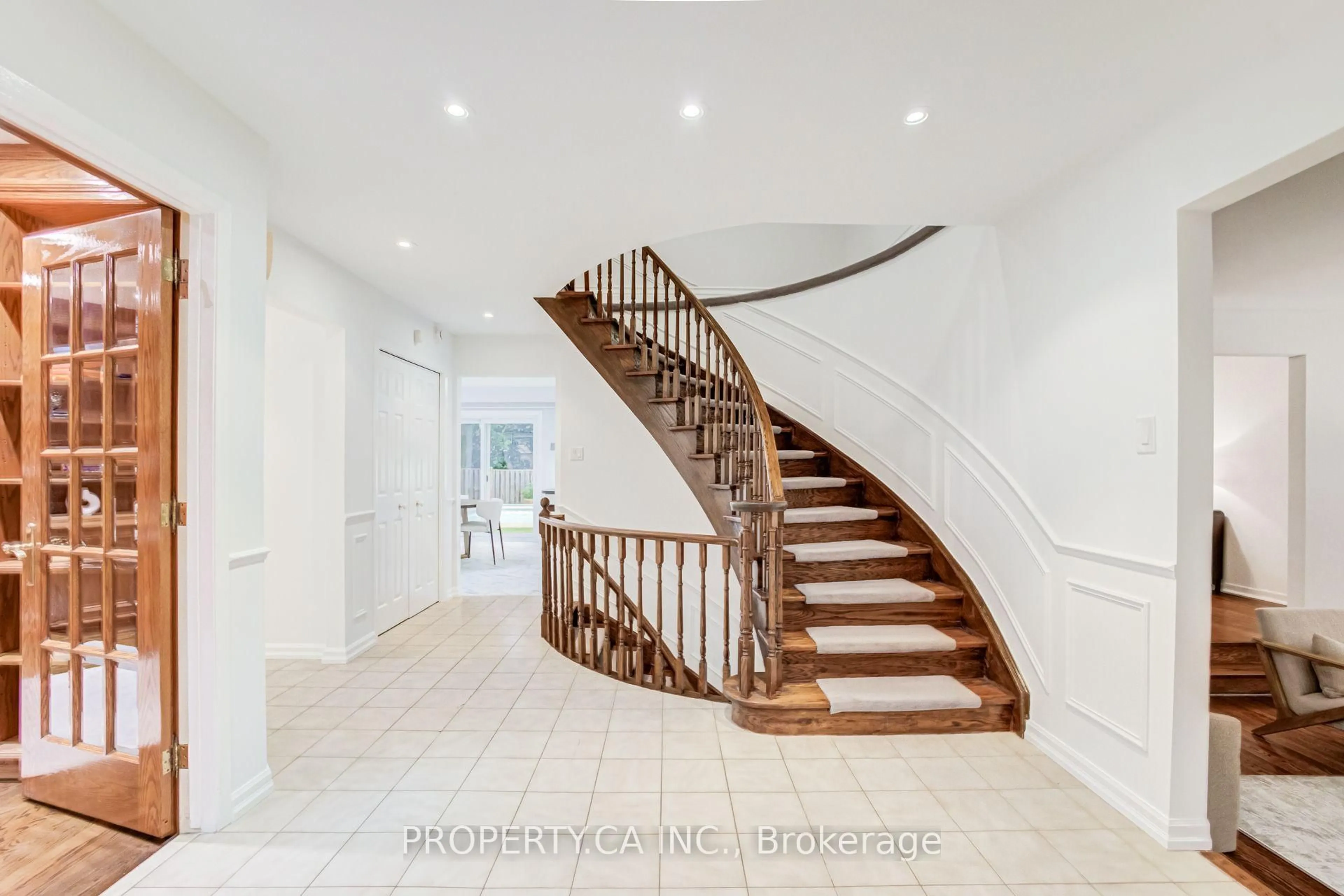 Stairs for 143 Cambridge Cres, Richmond Hill Ontario L4C 6G1