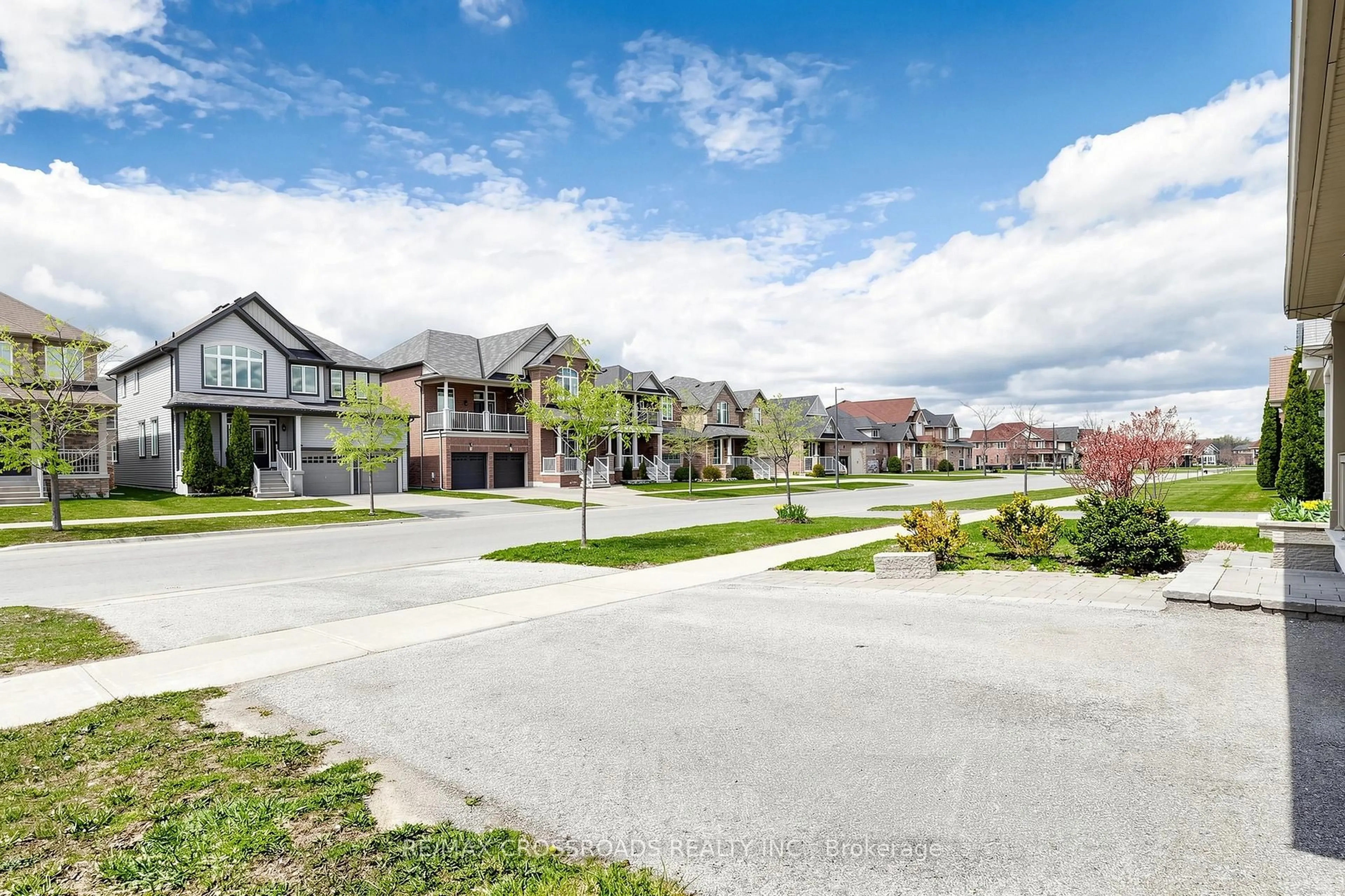A pic from outside/outdoor area/front of a property/back of a property/a pic from drone, street for 55 John Link Ave, Georgina Ontario L0E 1R0