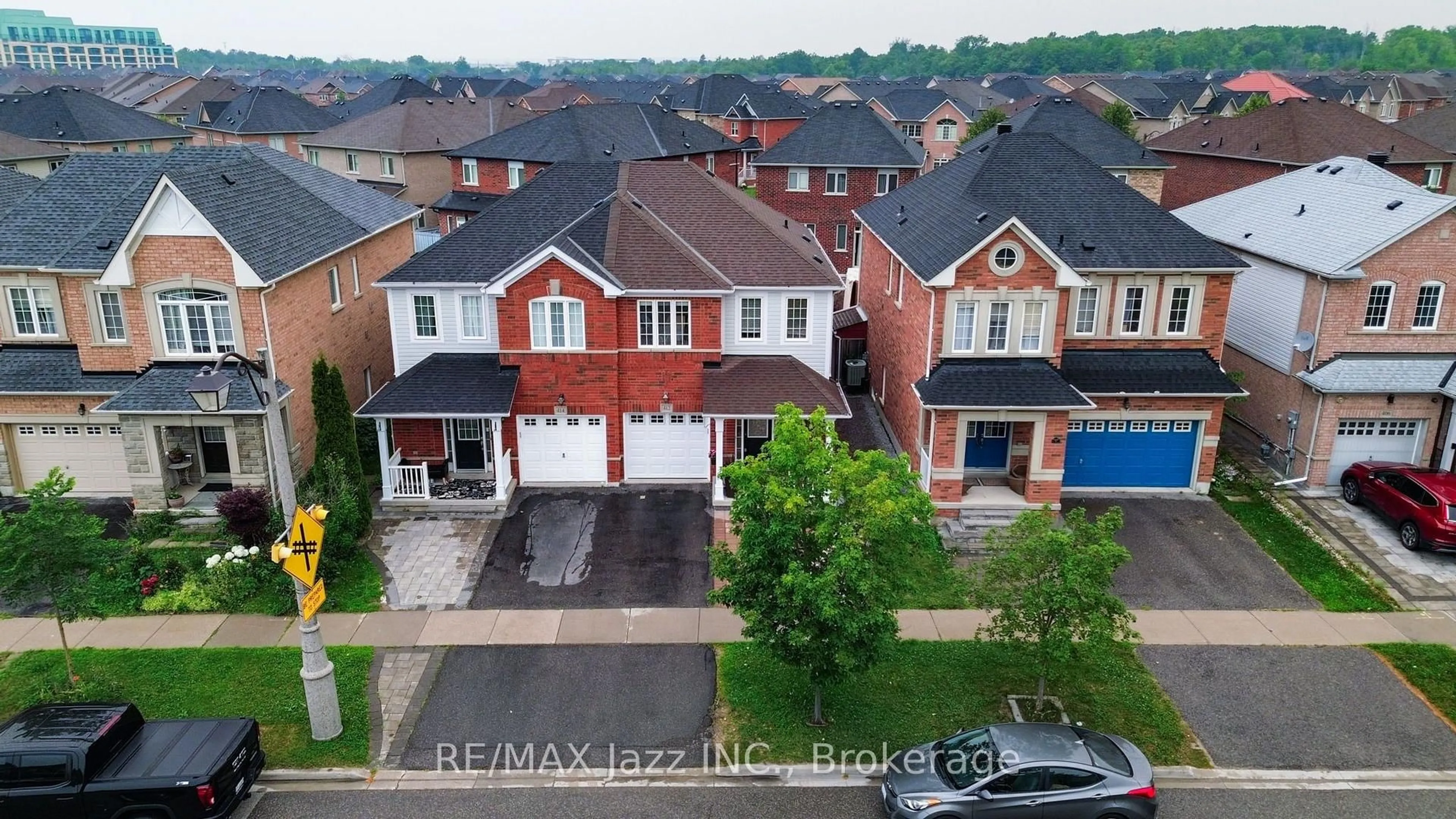 A pic from outside/outdoor area/front of a property/back of a property/a pic from drone, street for 412 Reeves Way Blvd, Whitchurch-Stouffville Ontario L4A 0H2