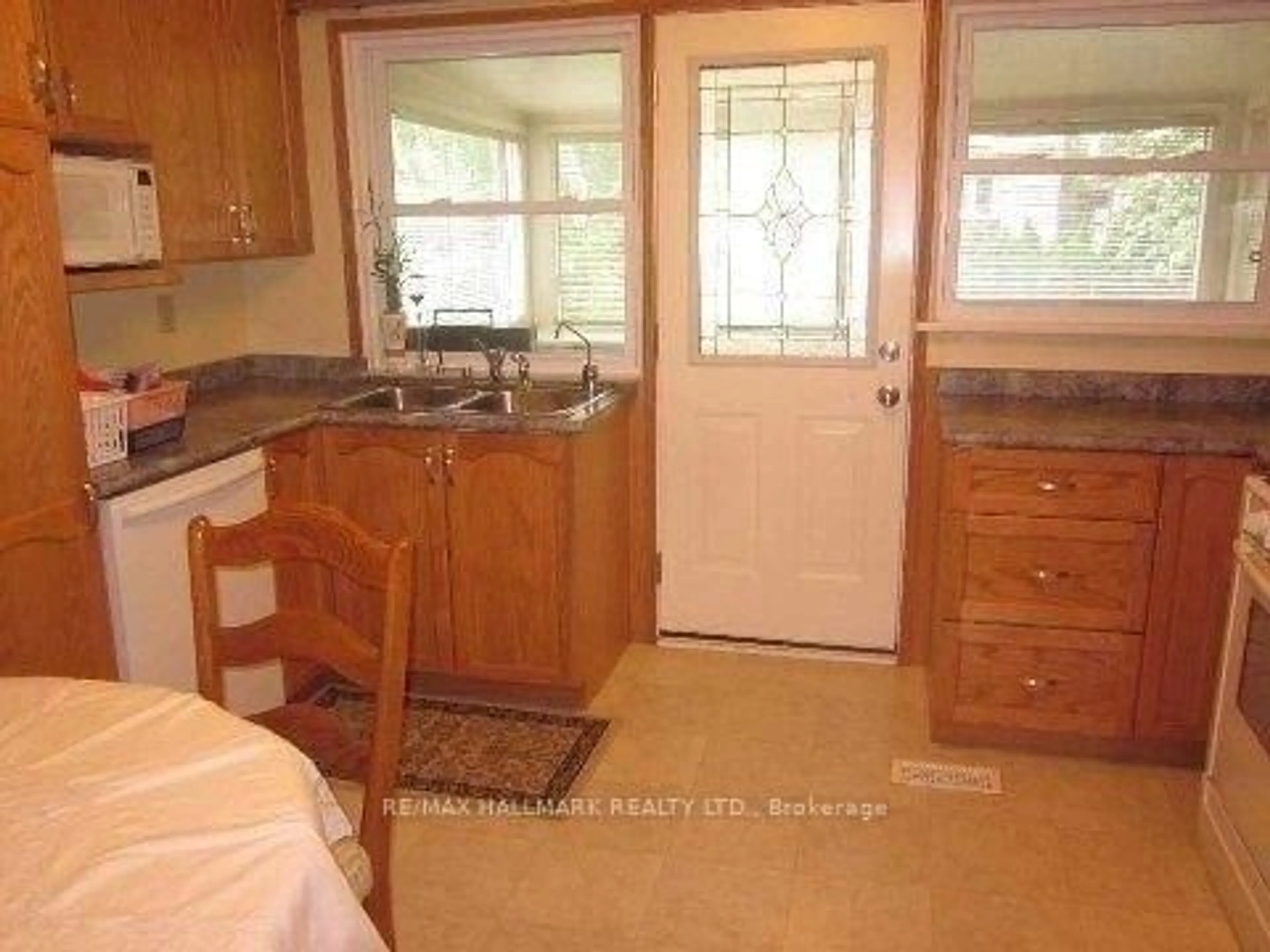 Standard kitchen, ceramic/tile floor for 169 Trayborn Dr, Richmond Hill Ontario L4C 4K9