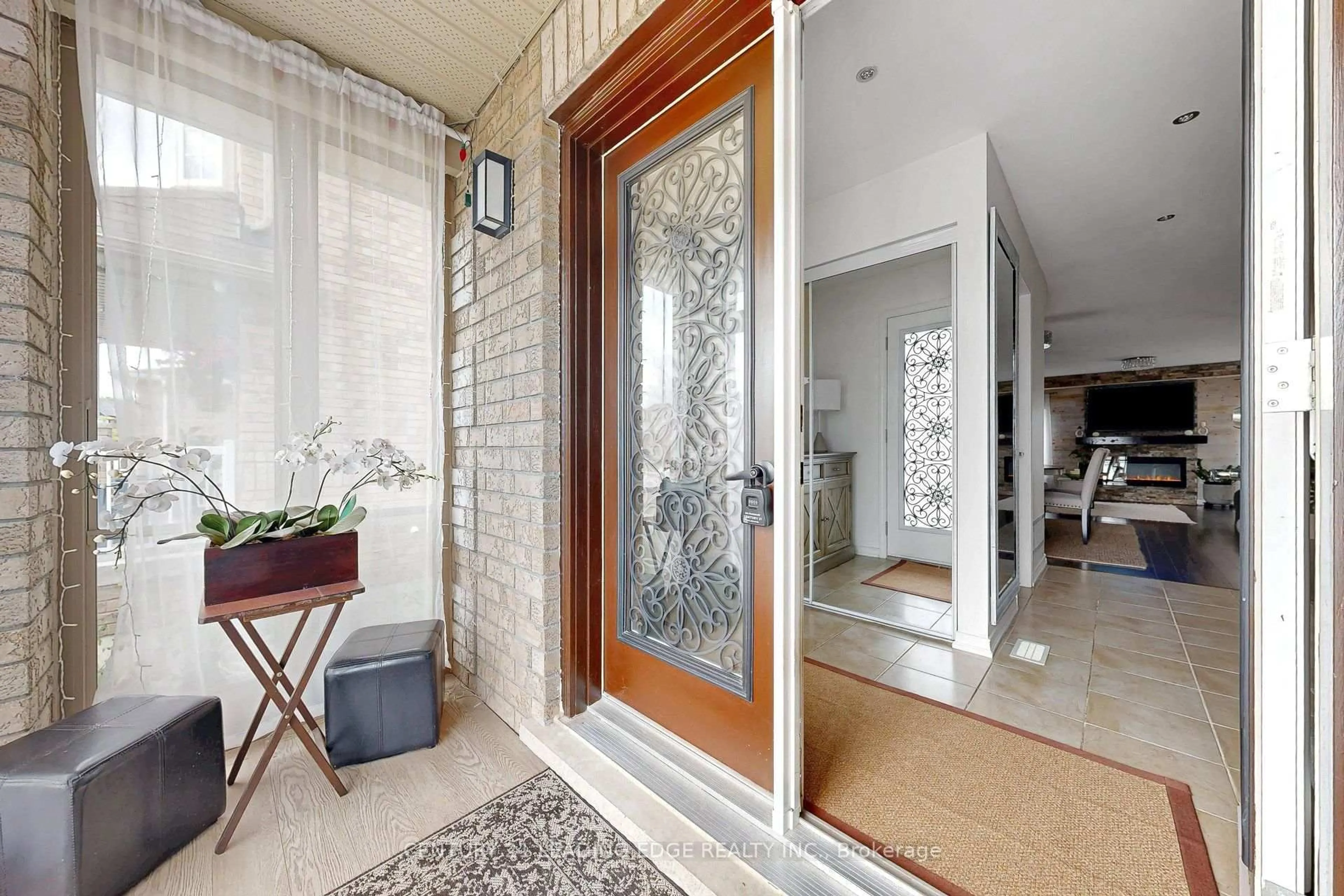 Indoor entryway for 1246 Leslie Dr, Innisfil Ontario L9S 0G3