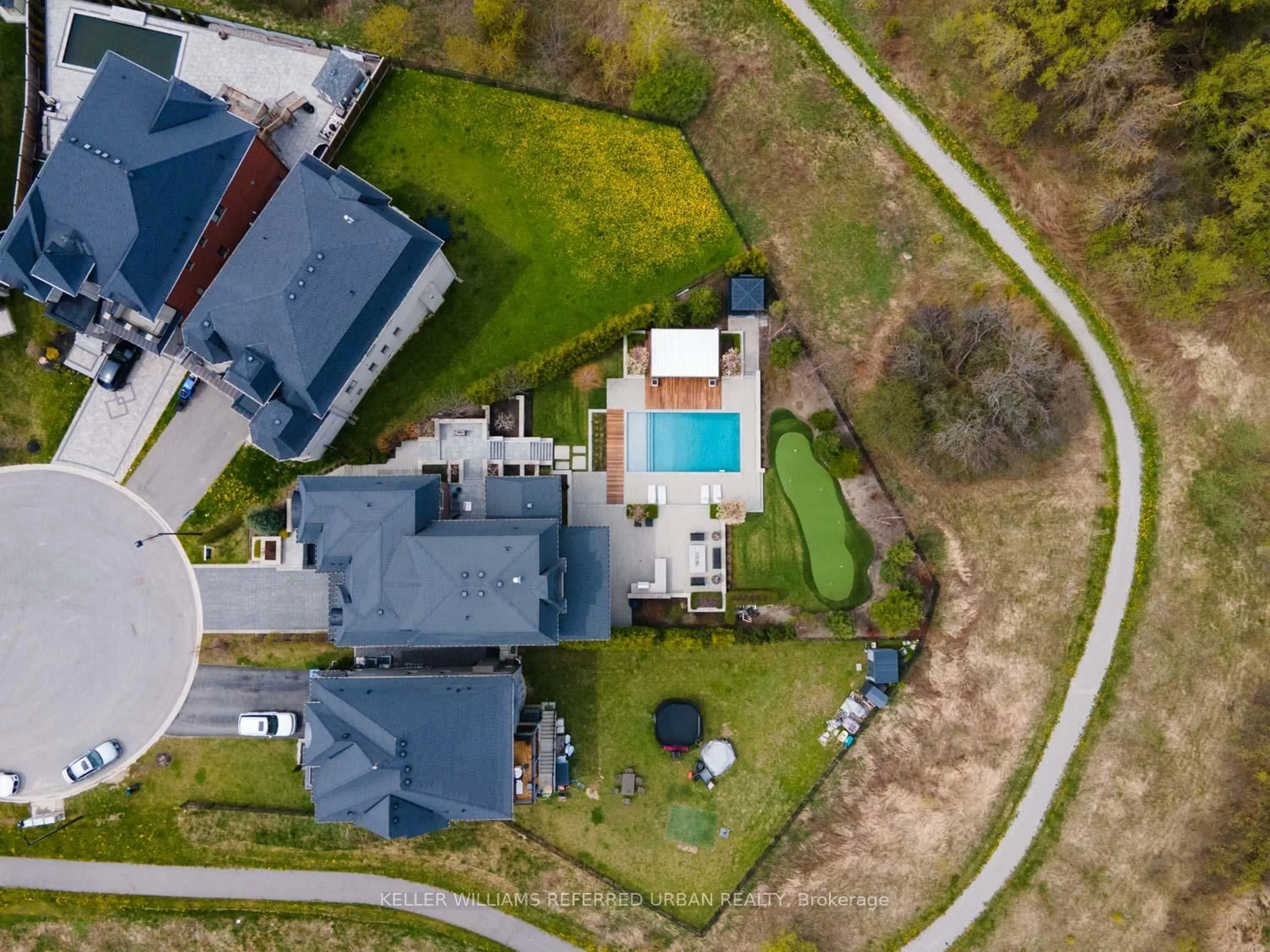 A pic from outside/outdoor area/front of a property/back of a property/a pic from drone, street for 61 Ria Crt, King Ontario L7B 0N5