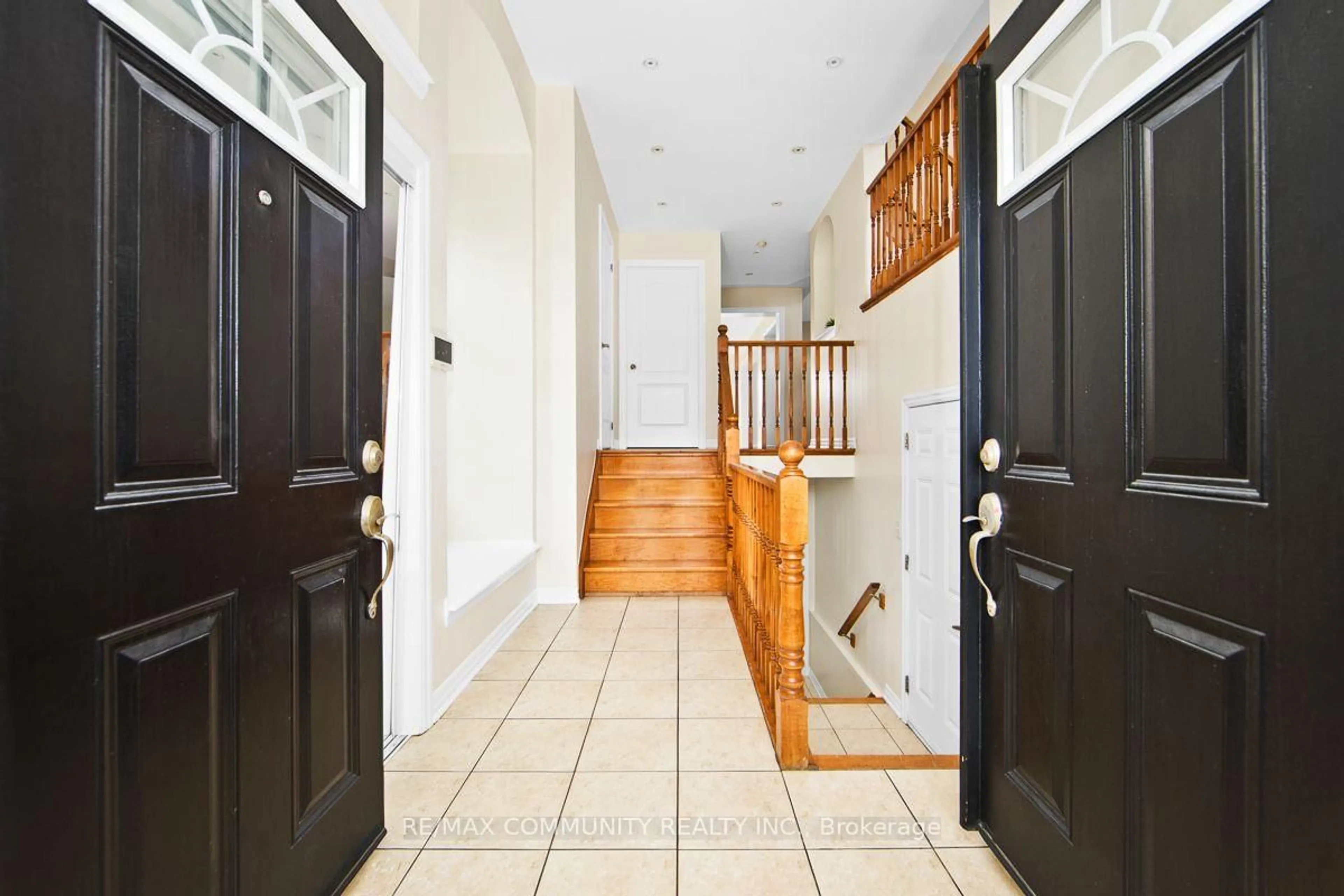 Indoor foyer for 58 Clamerten Rd, Whitchurch-Stouffville Ontario L4A 0E8