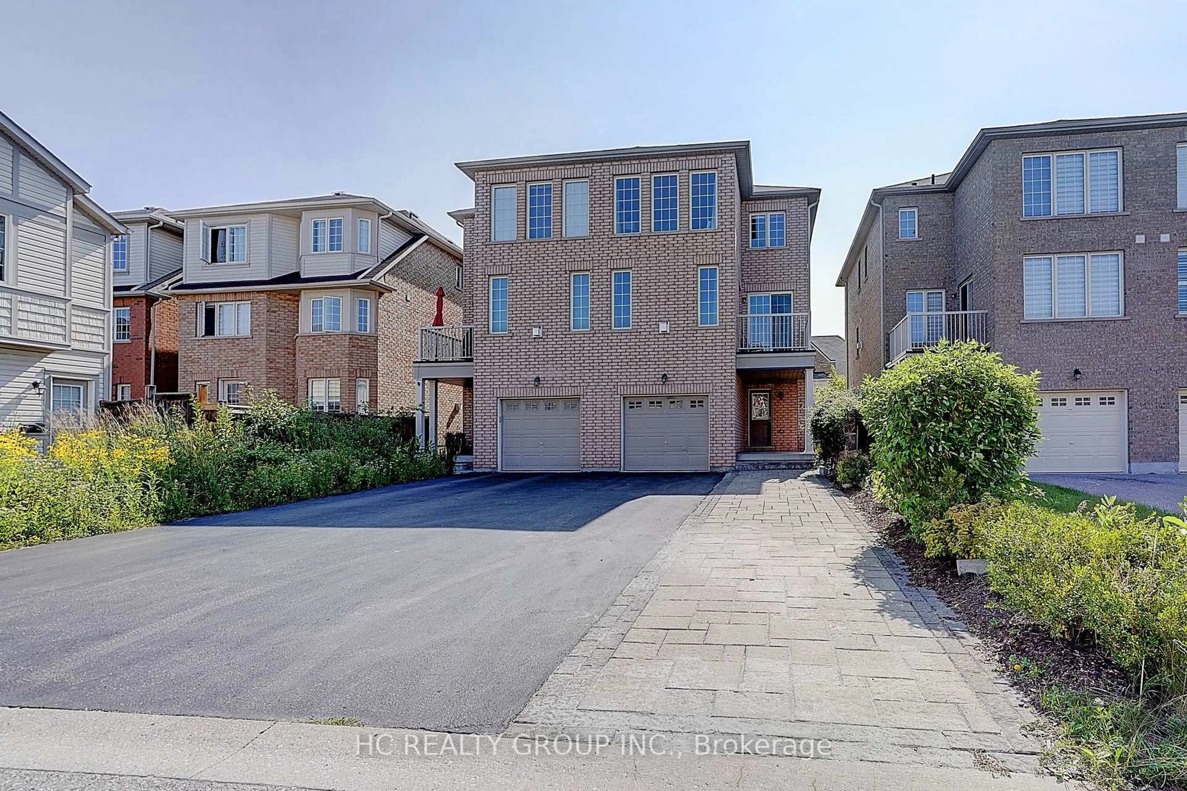 A pic from outside/outdoor area/front of a property/back of a property/a pic from drone, street for 22 Toulouse Crt, Markham Ontario L6B 1J5