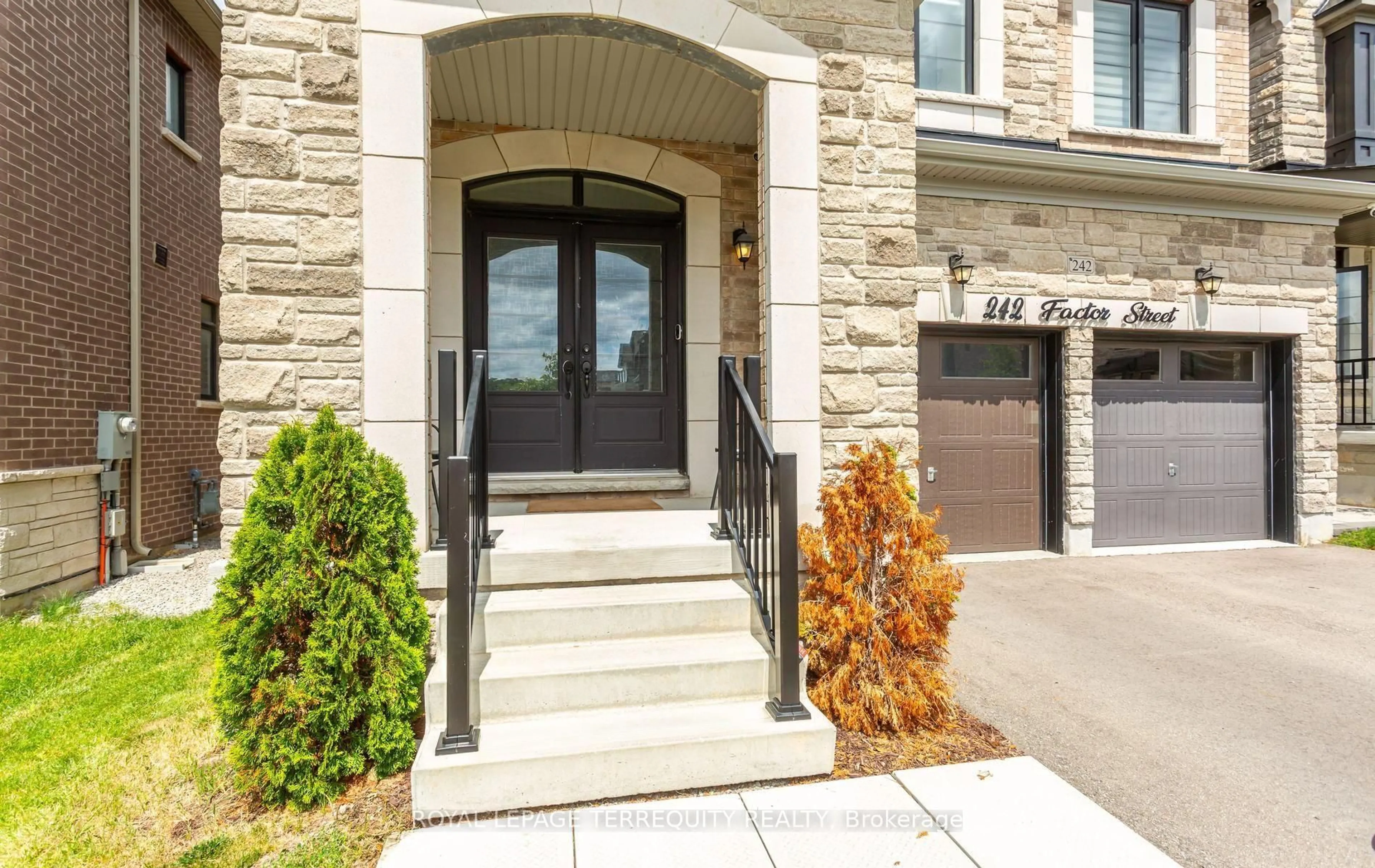 Indoor entryway for 242 Factor St, Vaughan Ontario L4H 5C1