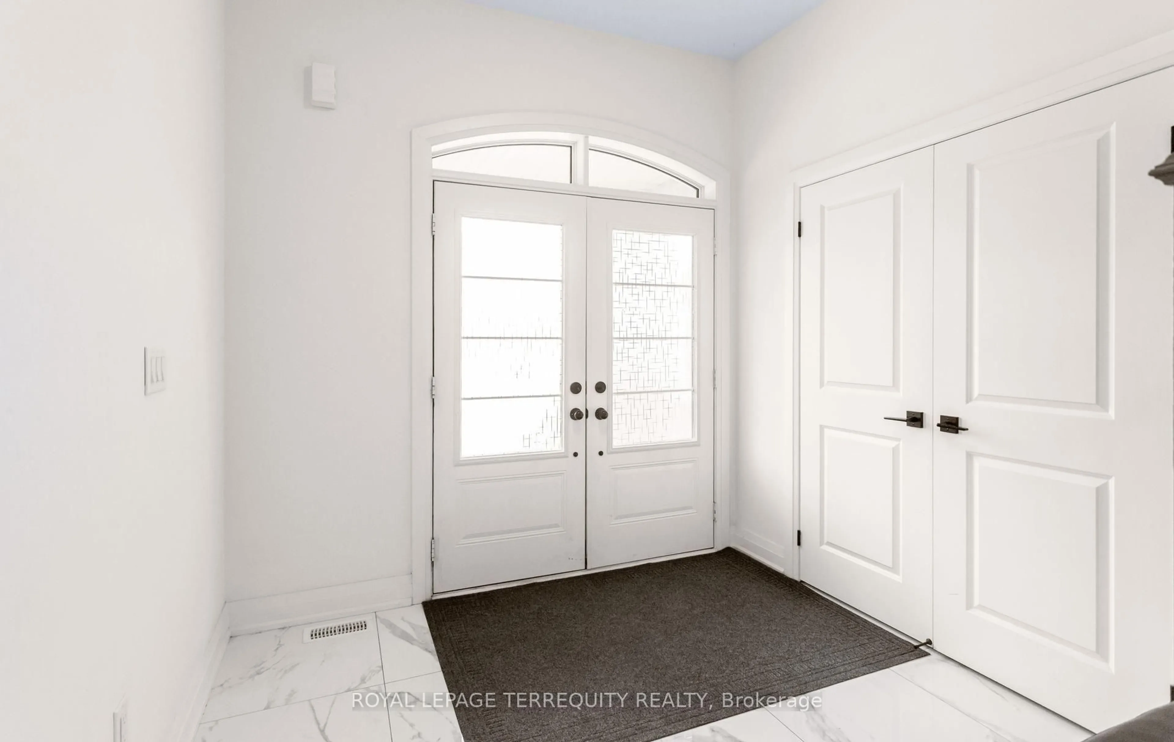 Indoor entryway for 242 Factor St, Vaughan Ontario L4H 5C1