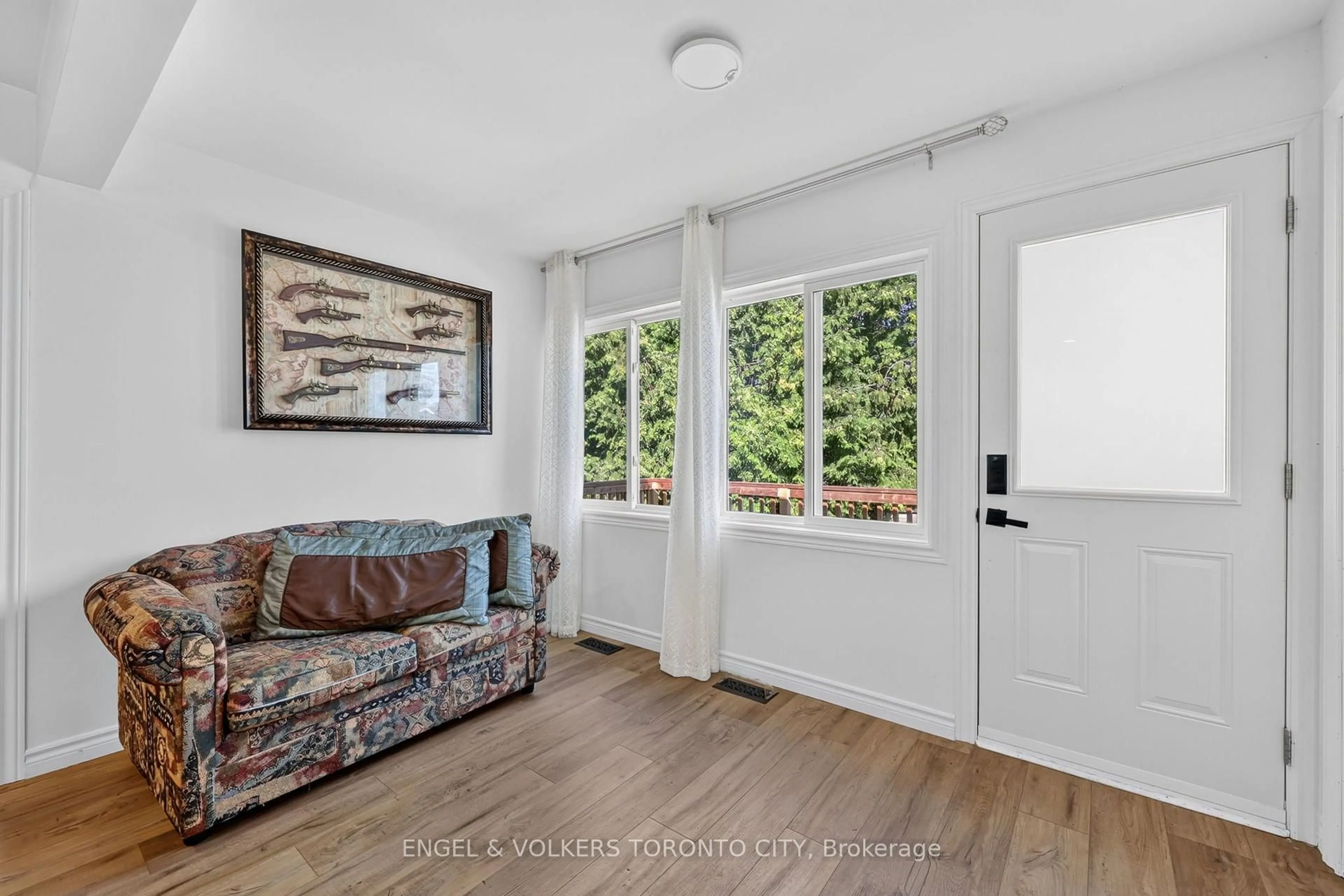 Indoor entryway for 1108 Trombley St, Innisfil Ontario L0L 1W0
