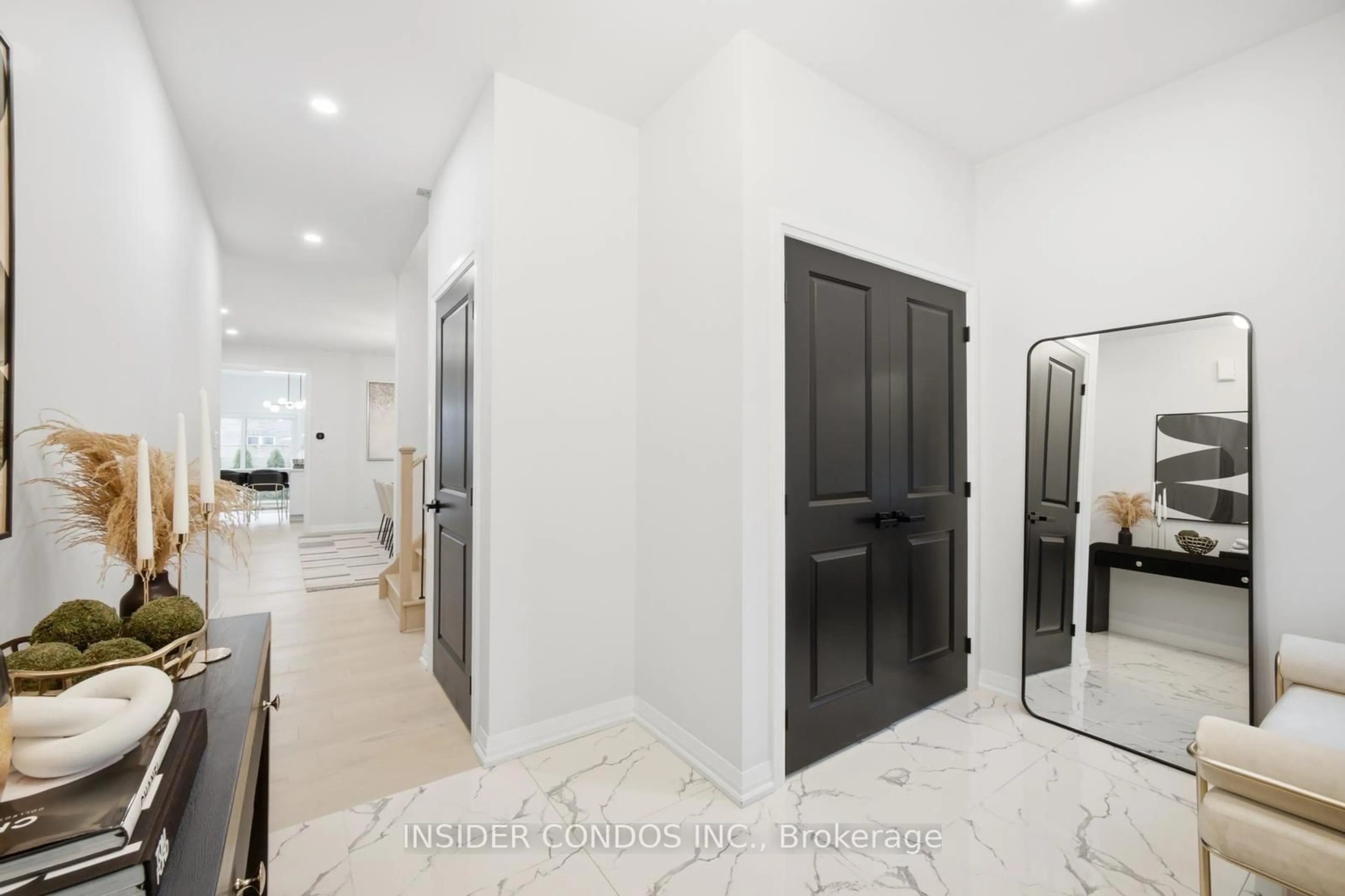 Indoor entryway for 1521 Stovell Cres, Innisfil Ontario L0L 1W0