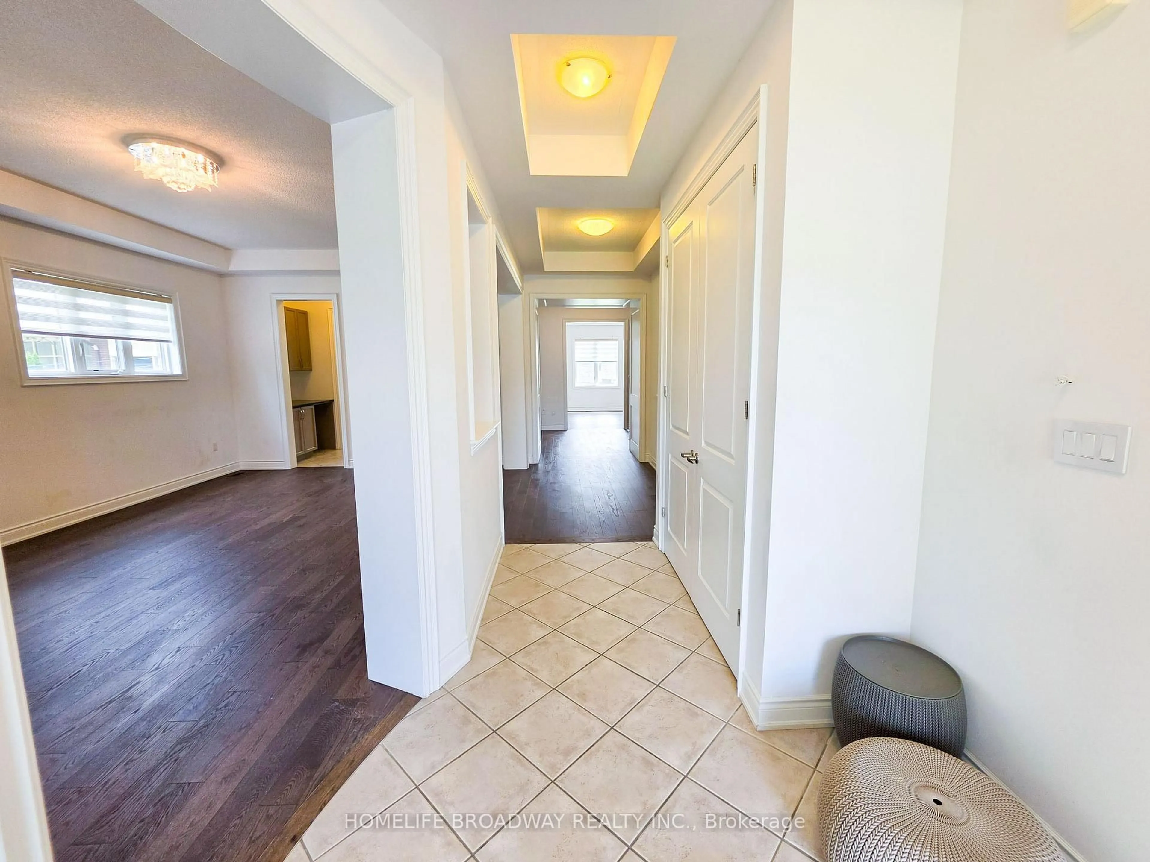Indoor entryway for 525 Elgin Mills Rd, Richmond Hill Ontario L4C 4M3