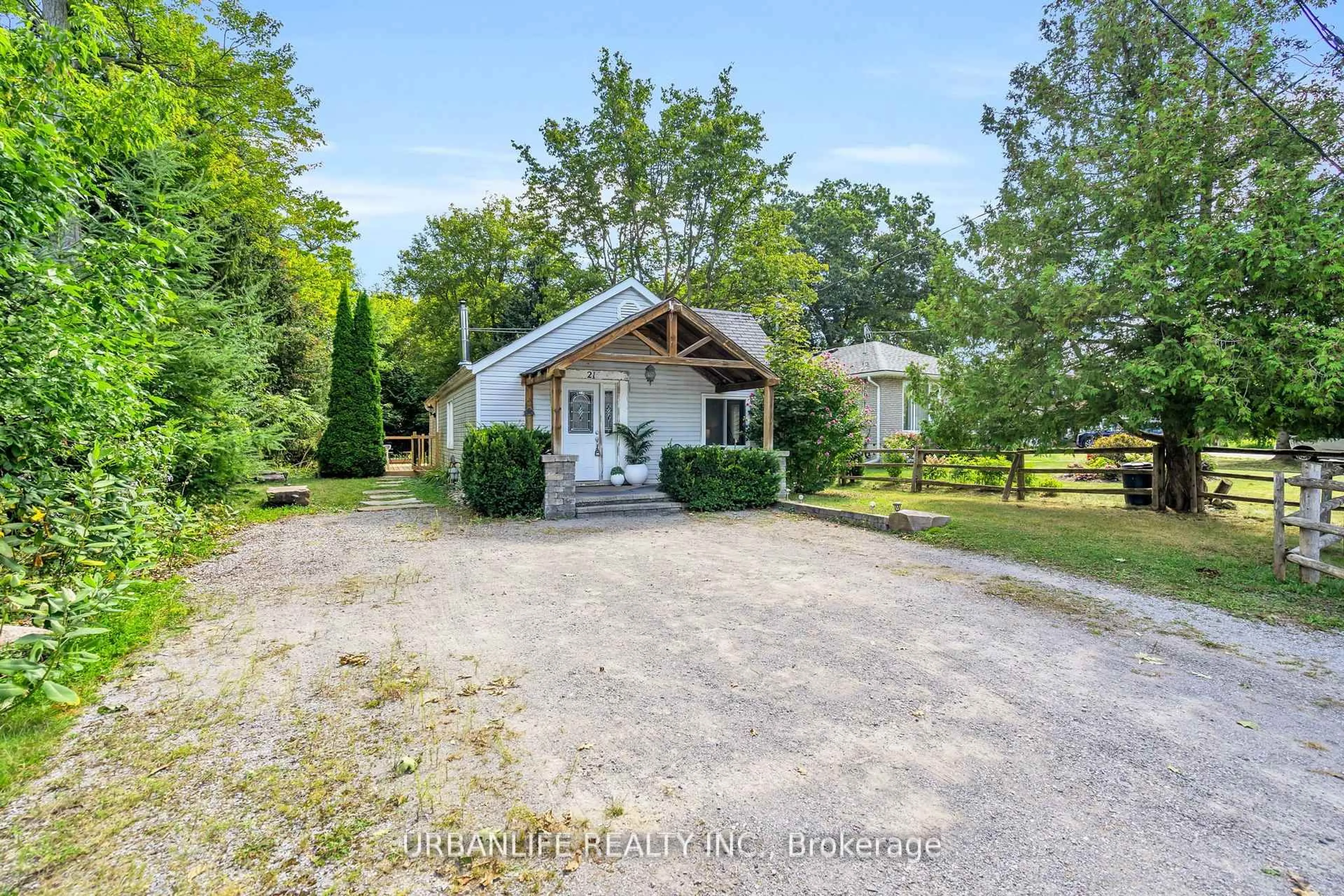 A pic from outside/outdoor area/front of a property/back of a property/a pic from drone, unknown for 21 Oak Ave, East Gwillimbury Ontario L9N 1A6