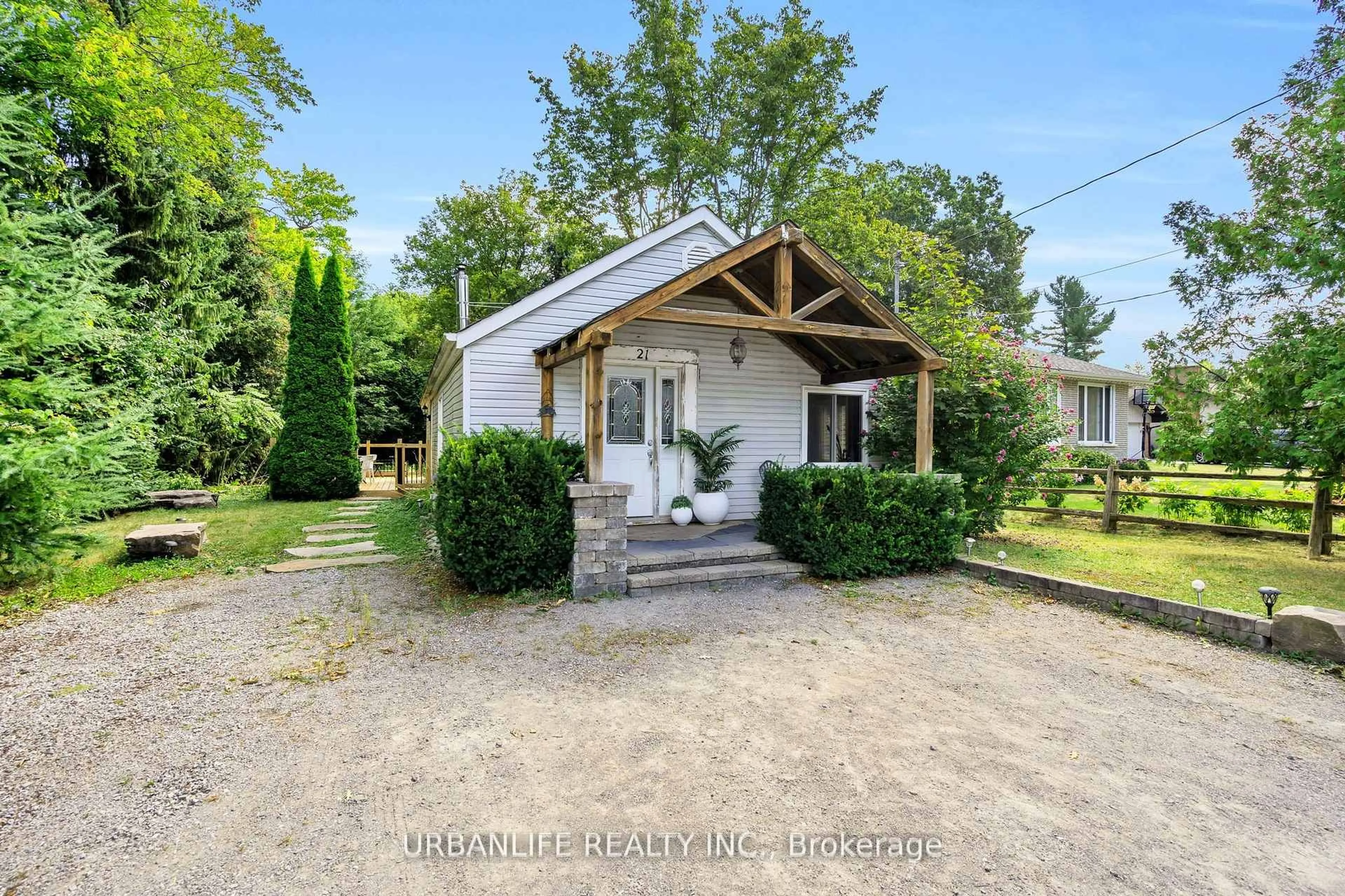 A pic from outside/outdoor area/front of a property/back of a property/a pic from drone, street for 21 Oak Ave, East Gwillimbury Ontario L9N 1A6