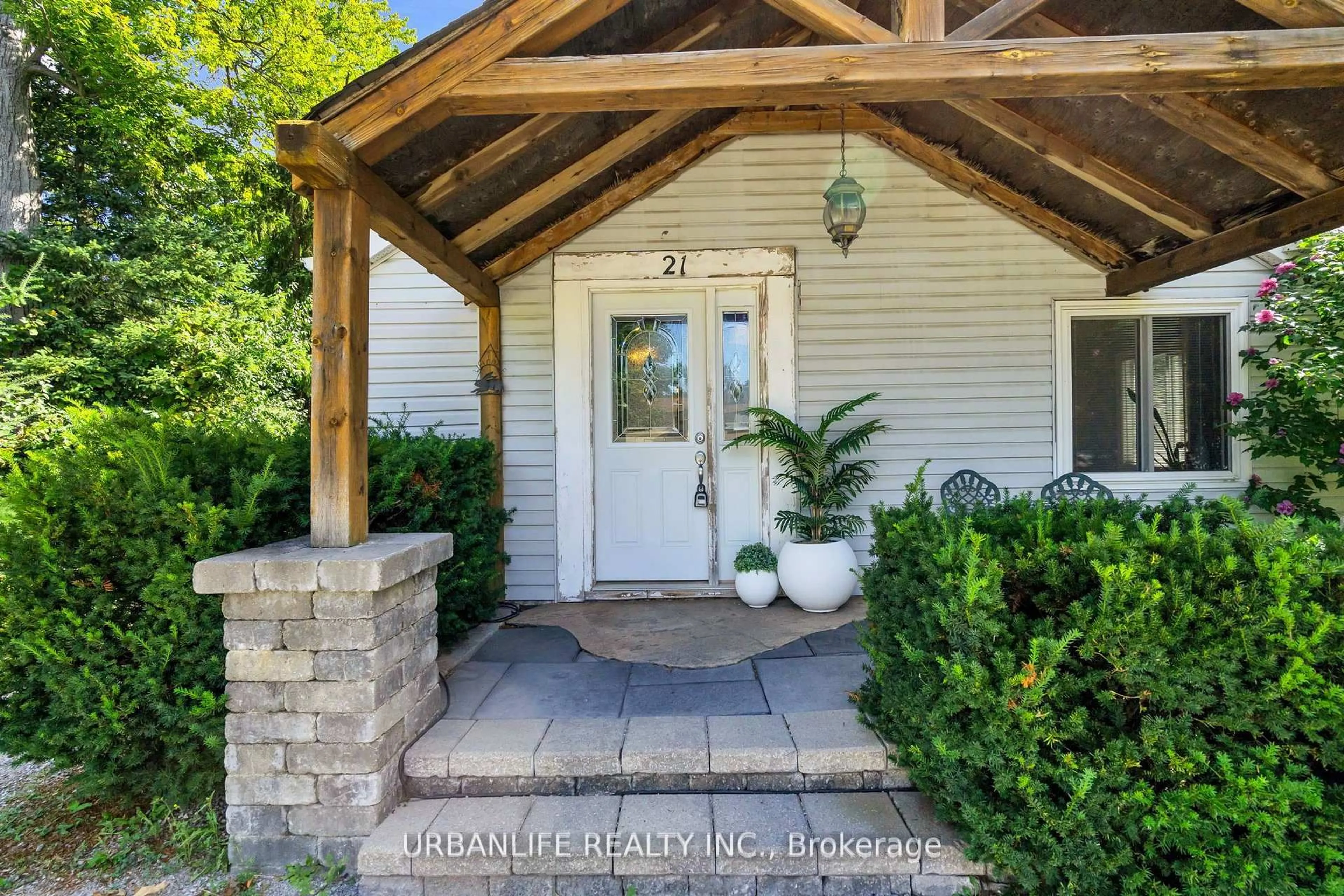 Indoor entryway for 21 Oak Ave, East Gwillimbury Ontario L9N 1A6
