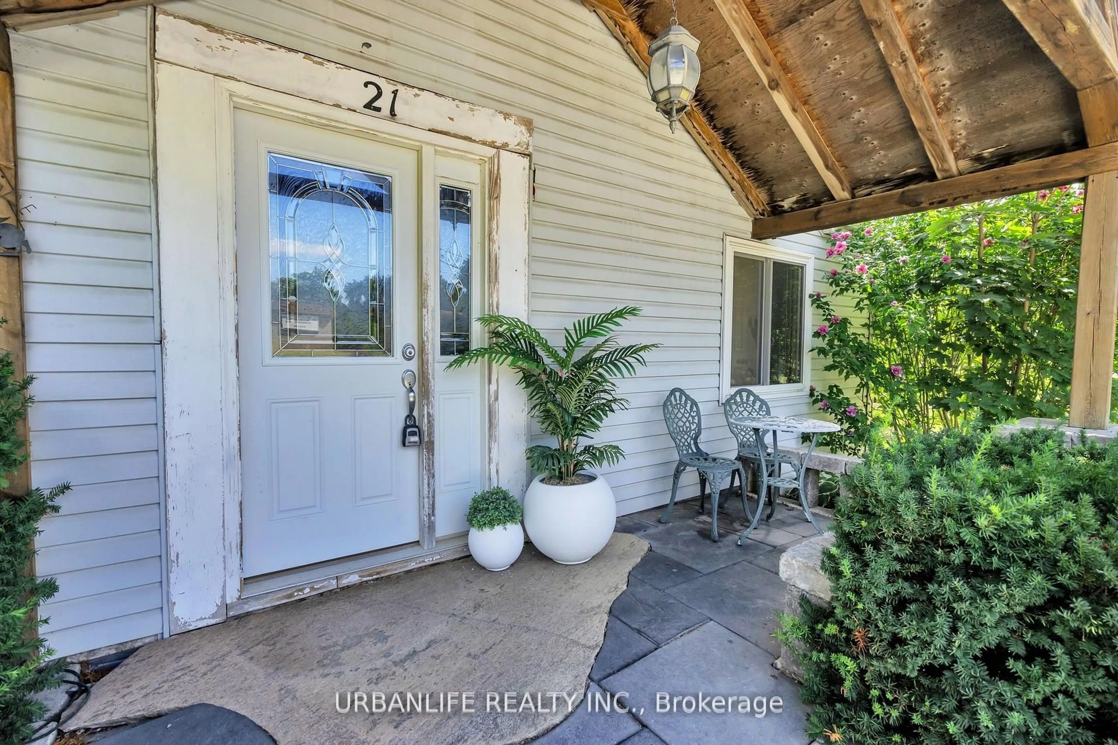 Indoor entryway for 21 Oak Ave, East Gwillimbury Ontario L9N 1A6