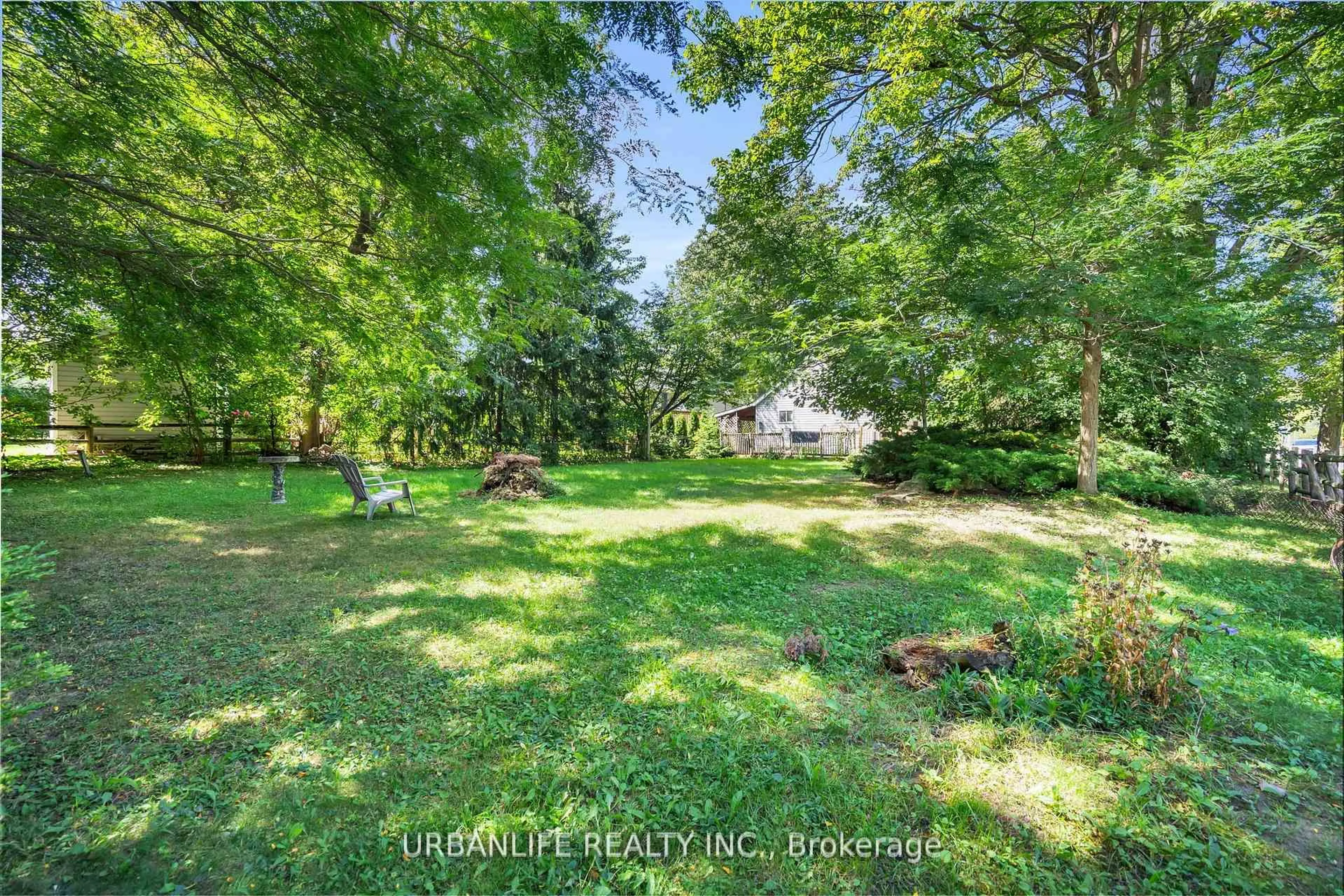 A pic from outside/outdoor area/front of a property/back of a property/a pic from drone, forest/trees view for 21 Oak Ave, East Gwillimbury Ontario L9N 1A6