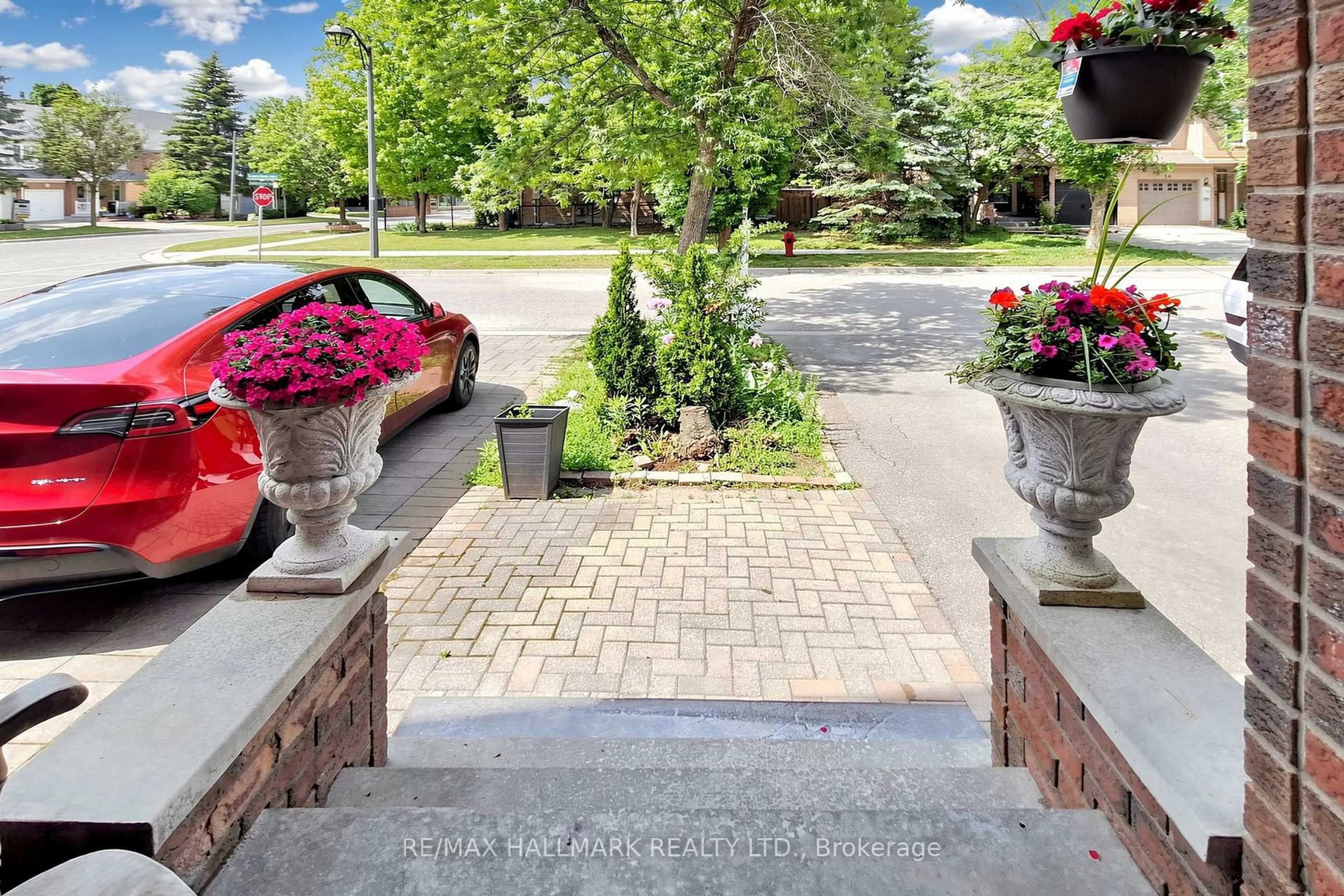Patio, street for 5 Evelyn Buck Lane, Aurora Ontario L4G 7H9