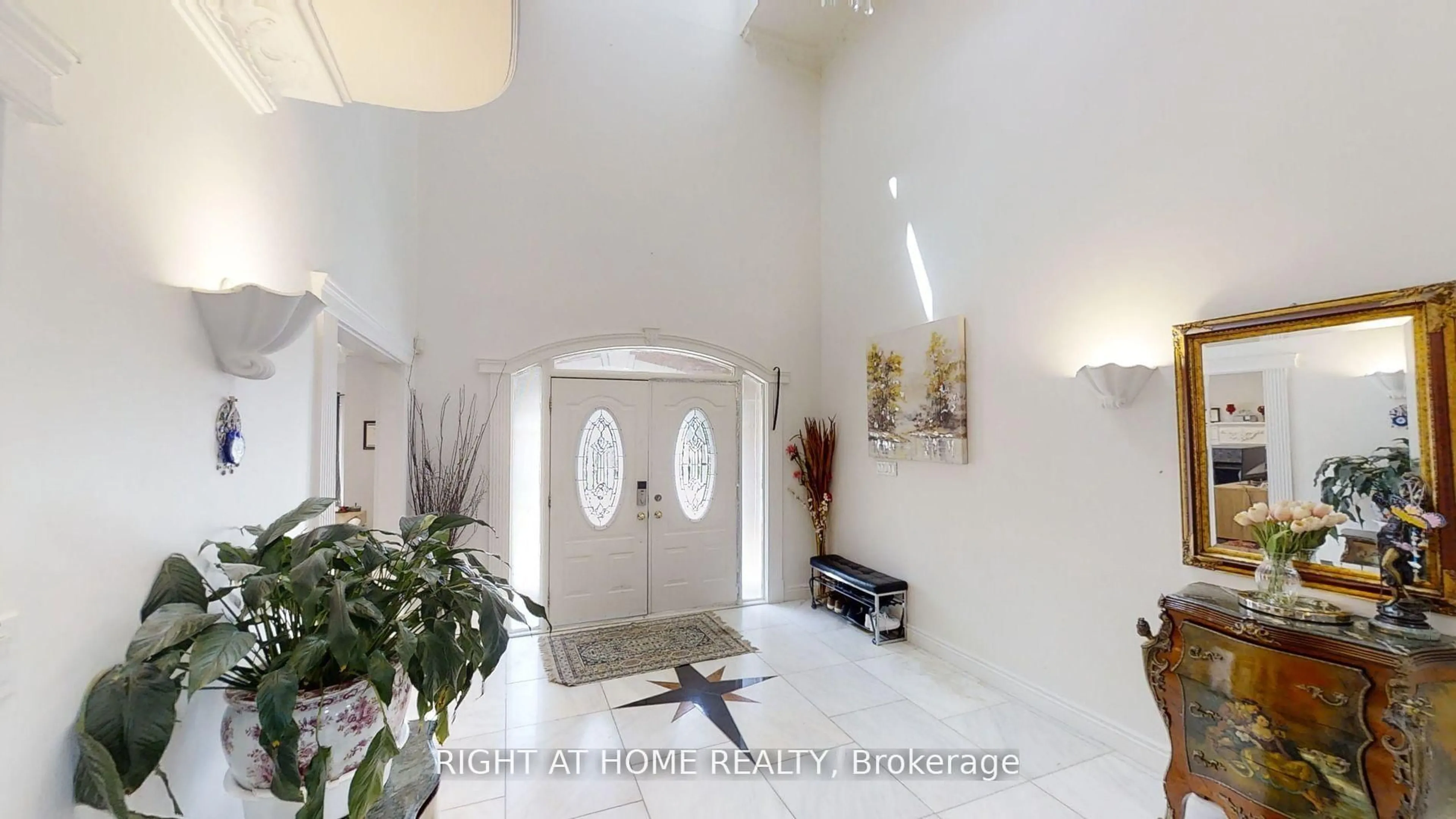 Indoor foyer for 31 NORTHGATE Cres, Richmond Hill Ontario L4B 2K8